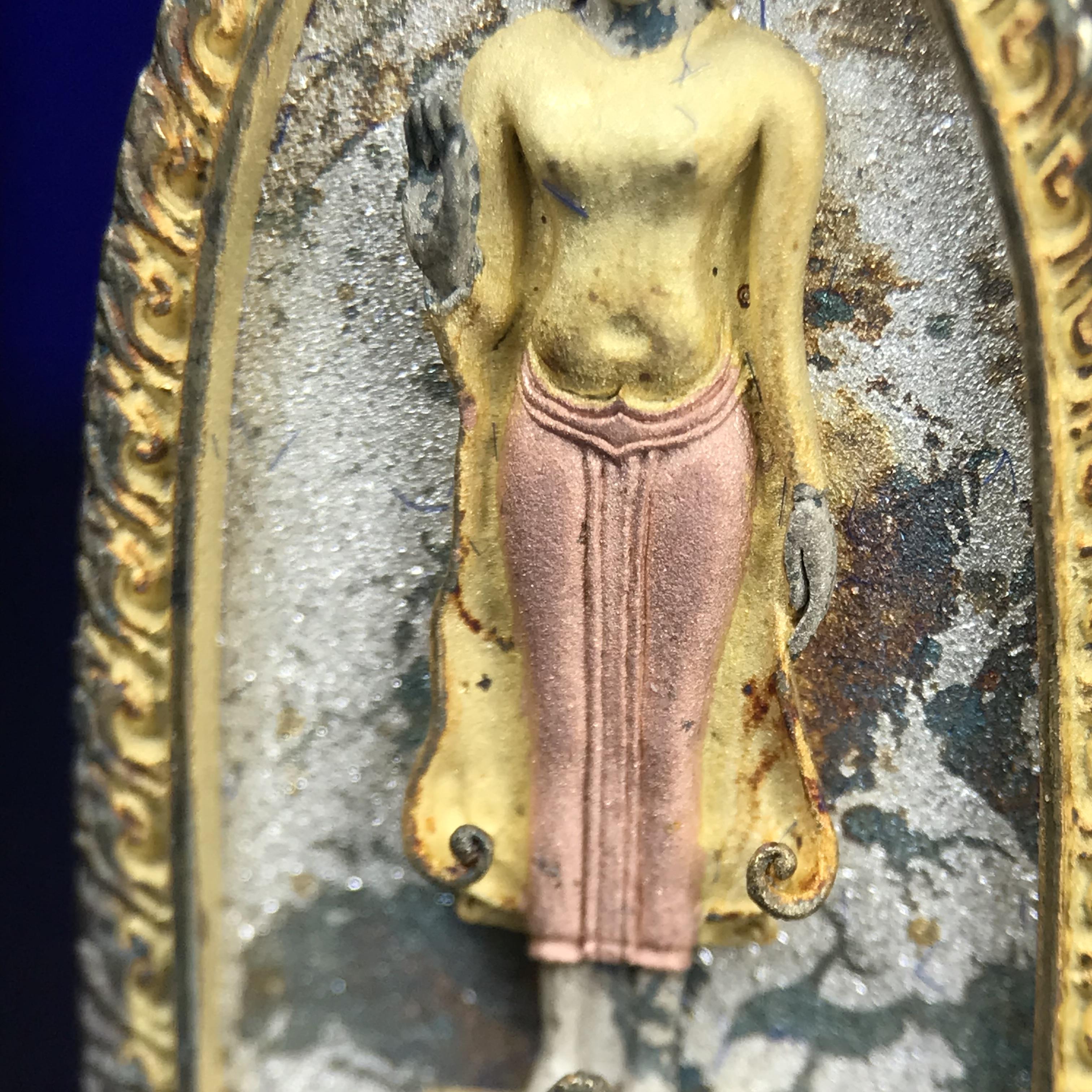 พระพุทธกาญจนพรสยามภูมิ ภปร. ปี 2539 เนื้อเงินสามกษัตริย์พื้นทรายประกาย(ผิวเดิมสวย) พิมพ์ทรงใบขนุน ขนาด3.2ซม. พระพุทธรูปประจำพระชนมวาร รัชกาลที่9 จัดสร้างในวโรกาสทรงครองสิริราชสมบัติครบ50ปี(องค์หมายเลขมหามงคลเลข ๙๙๙(เจริญก้าวหน้าในทุกด้าน)(1 ใน 5000 องค์)