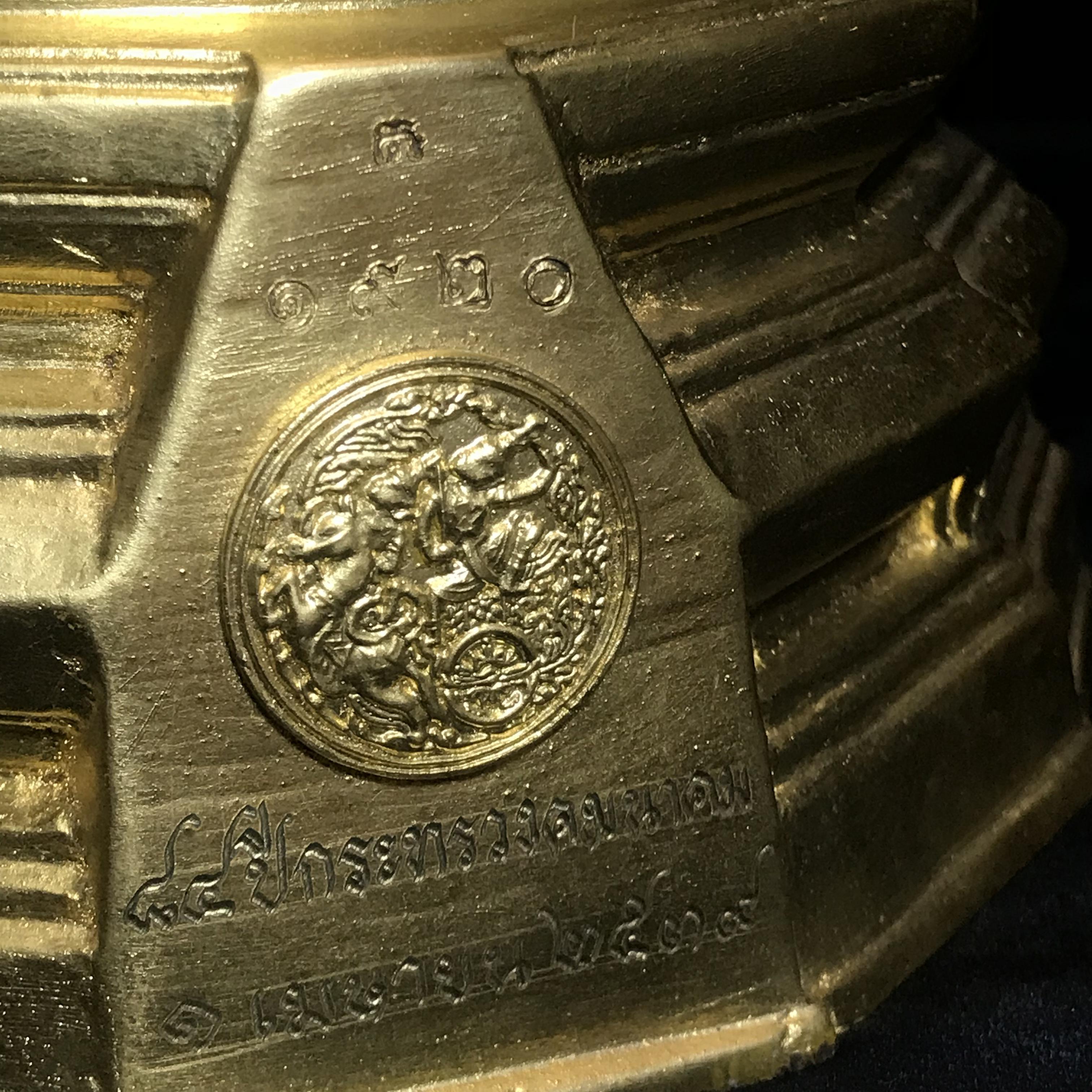 พระพุทธคมนาคมบพิธ (พระพุทธสิหิงค์จำลอง)(พระพุทธรูปประจำกระทรวงคมนาคม) ตรา ภปร. ครบรอบ 84 ปี กระทรวงคมนาคม พ.ศ.2539 เนื้อลำอู่แดงลงรักปิดทอง หน้าตัก 5 นิ้ว ปลุกเสก ณ วัดพระแก้ว พิธีใหญ่(1 ใน 3000 องค์)หายาก