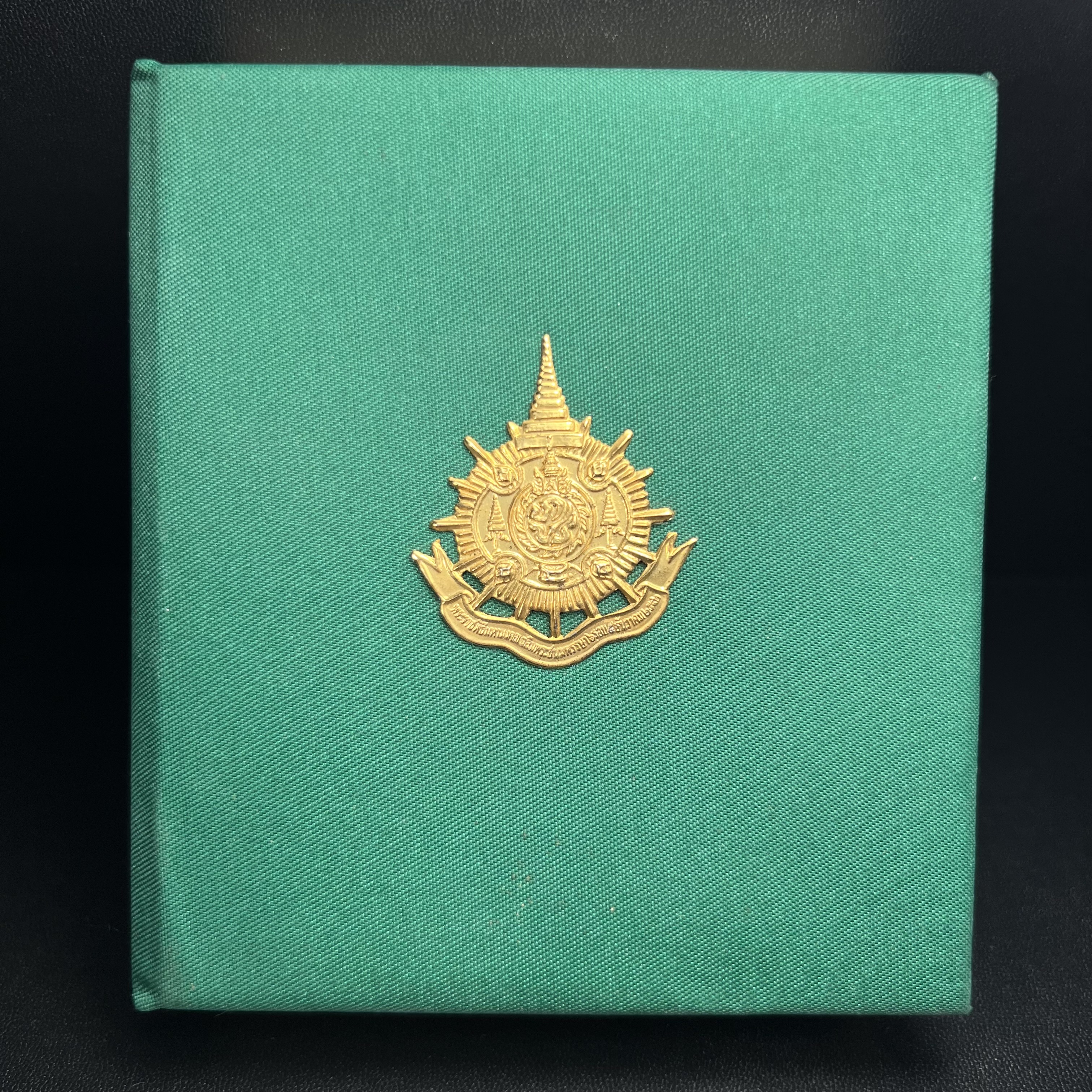 พระพุทธชินราช ภปร. ในวโรกาสพระราชพิธีมหามงคล เฉลิมพระชนมายุ6รอบ 5ธันวาคม2542 มูลนิธิพิทักษ์ดวงตาประชาชน จัดสร้าง เนื้อเงินบริสุทธิ์ 99.9% แบบสามกษัตริย์ขัดเงาบางส่วน พิมพ์กลาง ขนาดสูง 2.4 ซม. พร้อมกล่องบรรจุเดิม