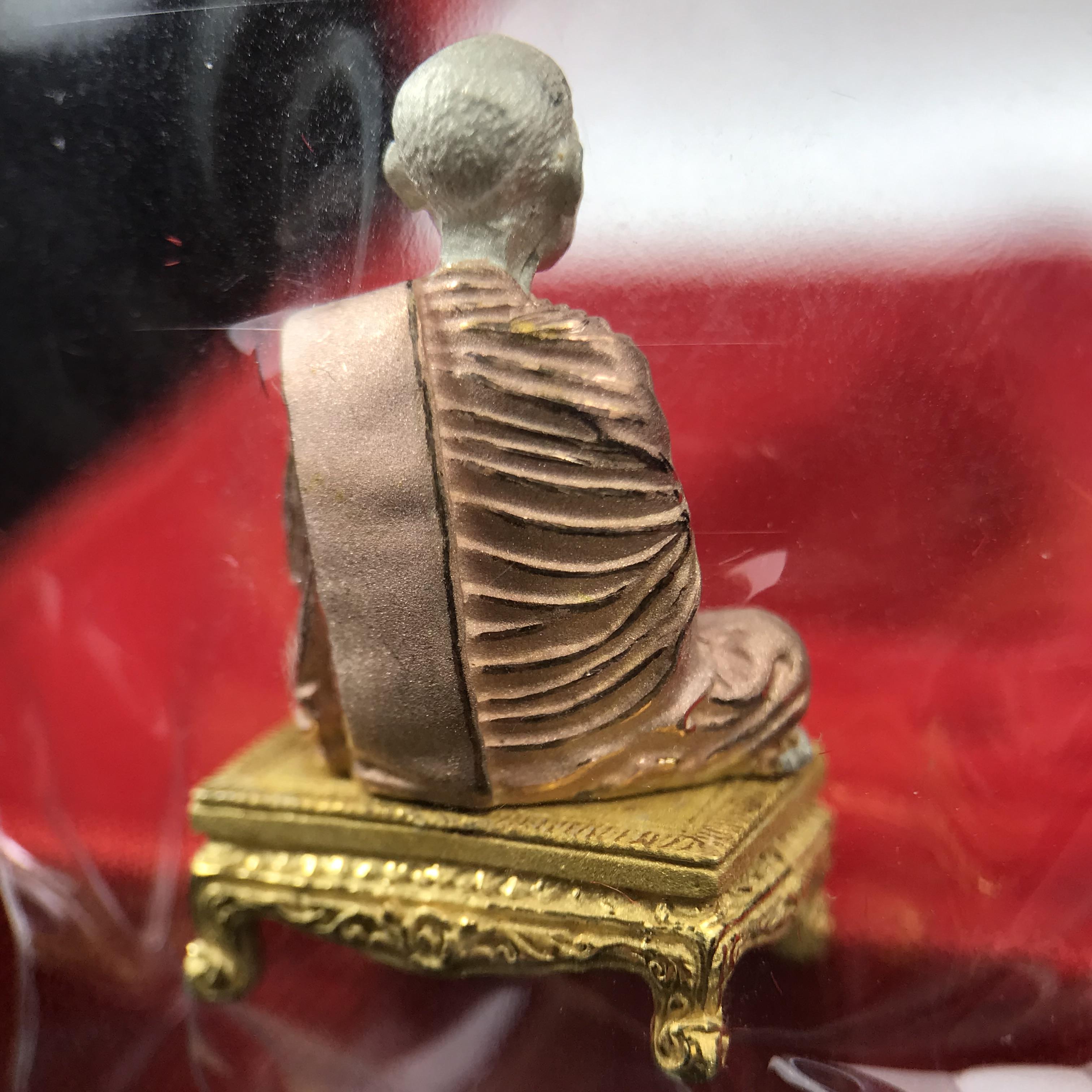 สมเด็จพุฒาจารย์ (โต พรหมรังสี) อนุสรณ์ 128 ปี สมเด็จพระญาณสังวร สมเด็จพระสังฆราช ทรงเมตตาอธิฐานจิต ปี 2543 มหาพุทธาภิเษก 3วาระ รูปเหมือนลอยองค์พิมพ์ใหญ่เนื้อเงินสามกษัตริย์ ขนาด 1.5 x 2.5 ซม. ทรงคุณค่าทั้งด้านความงานด้านพุทธศิลป์ และพุทธคุณ