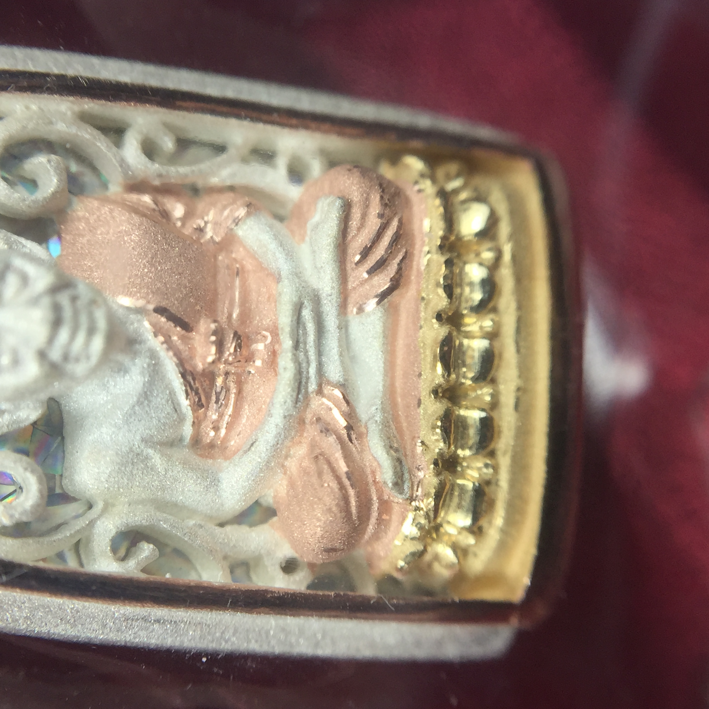 เหรียญหลวงพ่อทวด รุ่น มงคลบารมี วัดประสาทบุญญาวาส ปี 2545 เนื้อเงินสามกษัตริย์ พิมพ์ทรงพระรอด(ขนาด 2.2*1.5 ซม.)ฉลุลายฉากพื้นหลังสามมิติเปลือกหอยมุกสวยงาม ตอกโค๊ต ก(กรรมการ)พร้อมกล่องบรรจุเดิม