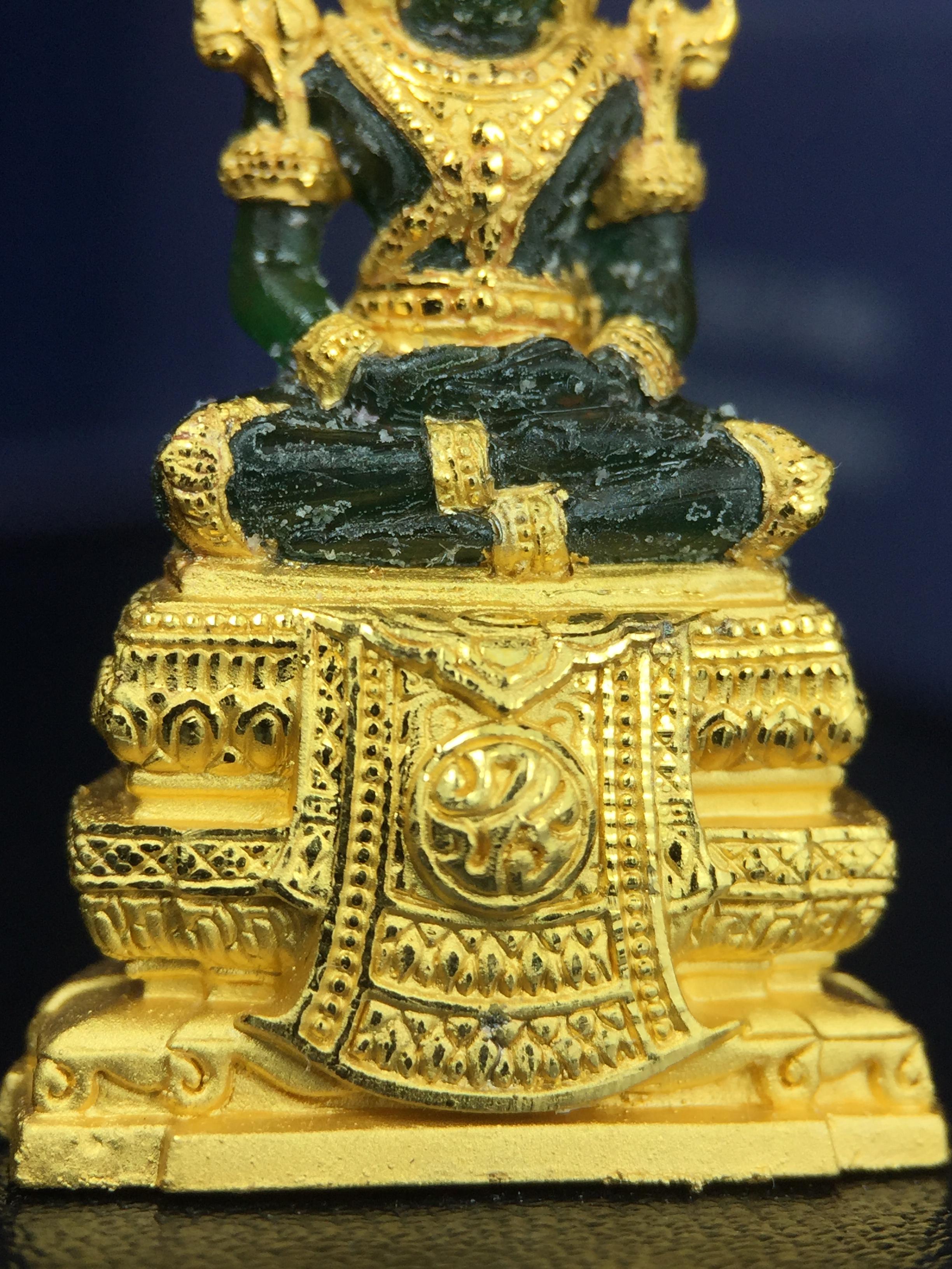 พระแก้วมรกต ภปร. จัดสร้างโดย รพ.ภูมิพลฯ ปี2547 ลอยองค์ขนาดหน้าตัก 1/2 นิ้ว เนื้อเรซิ่นหุ้มทองคำ99.99 งดงามทรงคุณค่าอีกหนึ่งรุ่นยอดนิยม หายาก