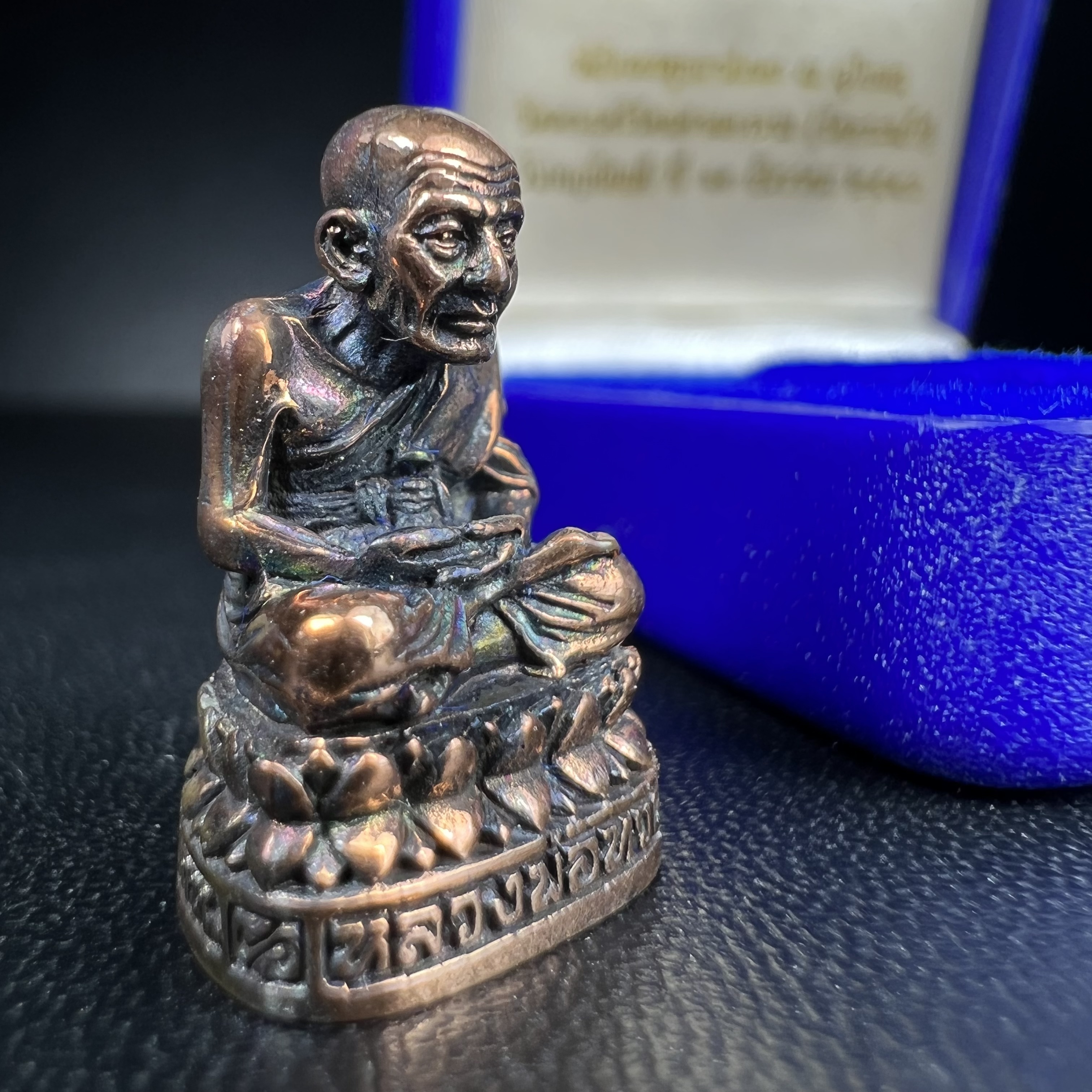 รูปเหมือนหล่อลอยองค์หลวงปู่ทวด รุ่น 111ปี กระทรวงกลาโหม เนื้อนวโลหะรมดำ-ปัดเงา ปี2540 พิธีใหญ่ สภาพสวย เข้มขลัง นิยม พร้อมกล่องบรรจุเดิม