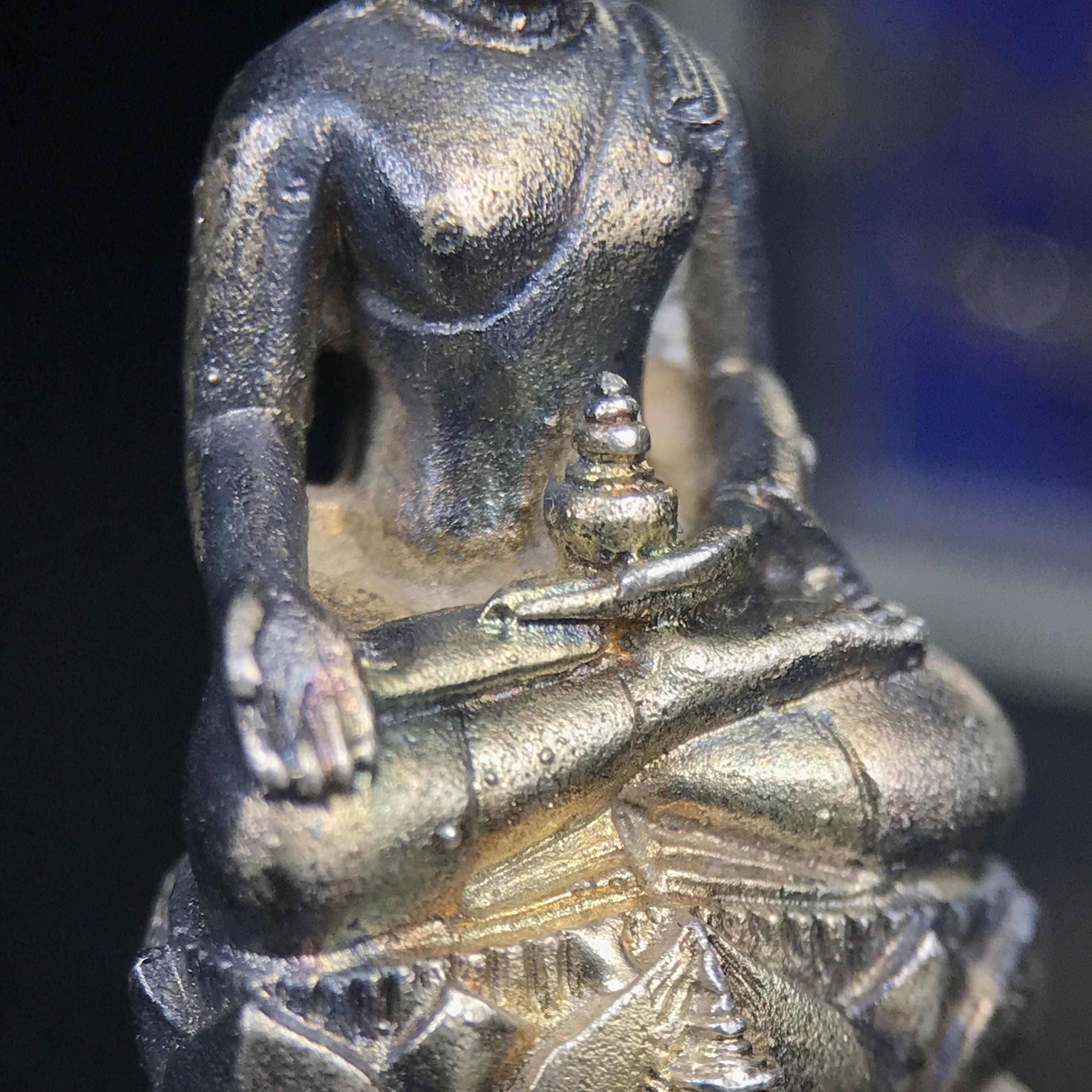 พระกริ่งไพรีพินาศ ภปร. รุ่นแรกของประเทศไทย วัดปทุมวนาราม ปี 2535 เนื้อเงิน(ผิวเดิม ผิวขึ้นรุ้งทั่วองค์ สวย งดงาม)(เข้มขลังทรงอานุภาพยิ่งใหญ่ กำราบศัตรูพ่ายสิ้น) ขนาดสูง 3 ซม. พร้อมกล่องบรรจุเดิมครบสมบูรณ์ (ในหลวงรัชกาลที่9เสด็จเททอง)(1ใน3000องค์)นิยมหายาก