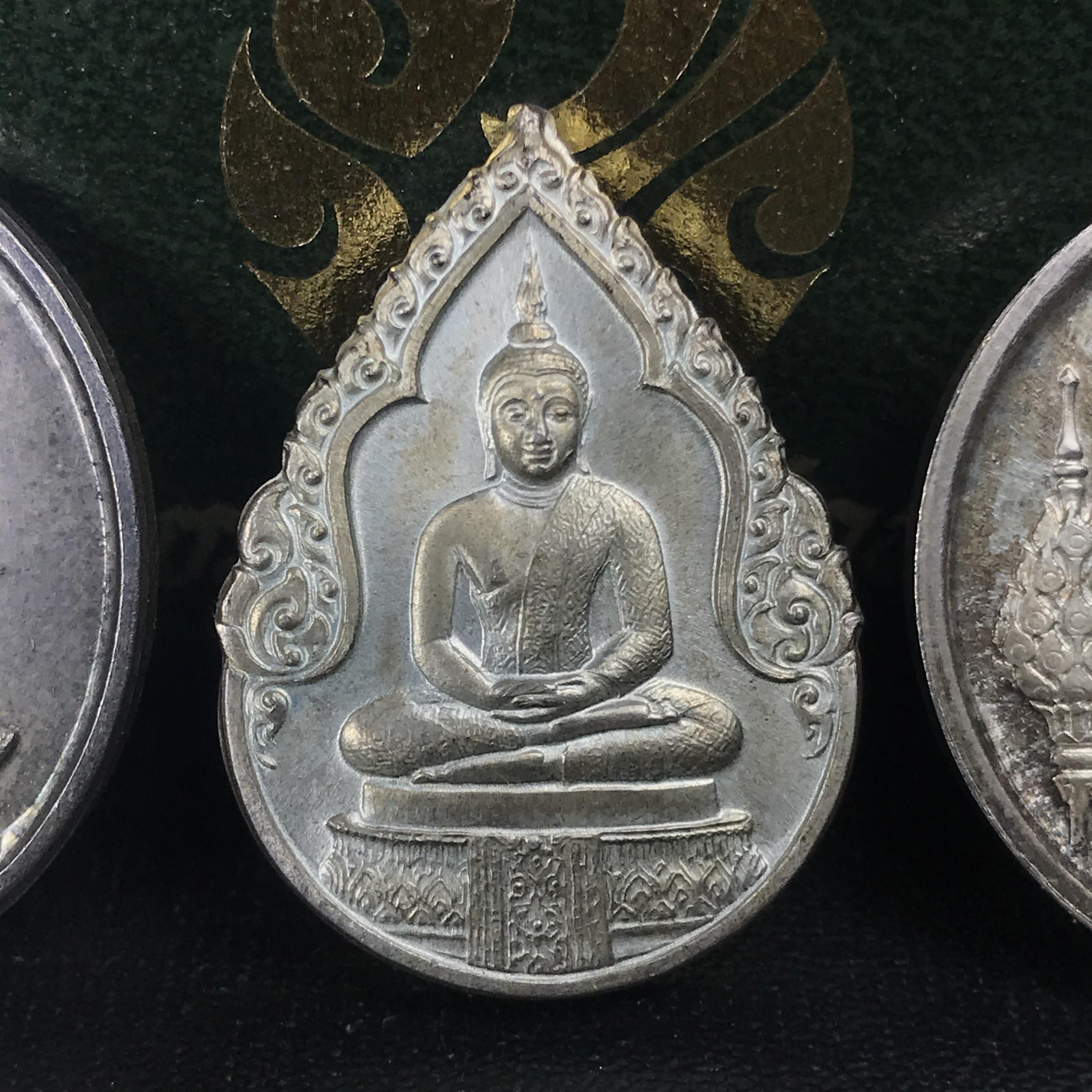 เหรียญพระแก้วมรกตหลัง ภปร ฉลองกรุงรัตนโกสินทร์ครบ 200 ปี พ.ศ.2525 เนื้อเงินกล่องบรรจุเดิมครบ3พิมพ์(บล็อกพระราชศรัธา)(ในหลวงรัชกาลที่9 เสด็จในพิธี)