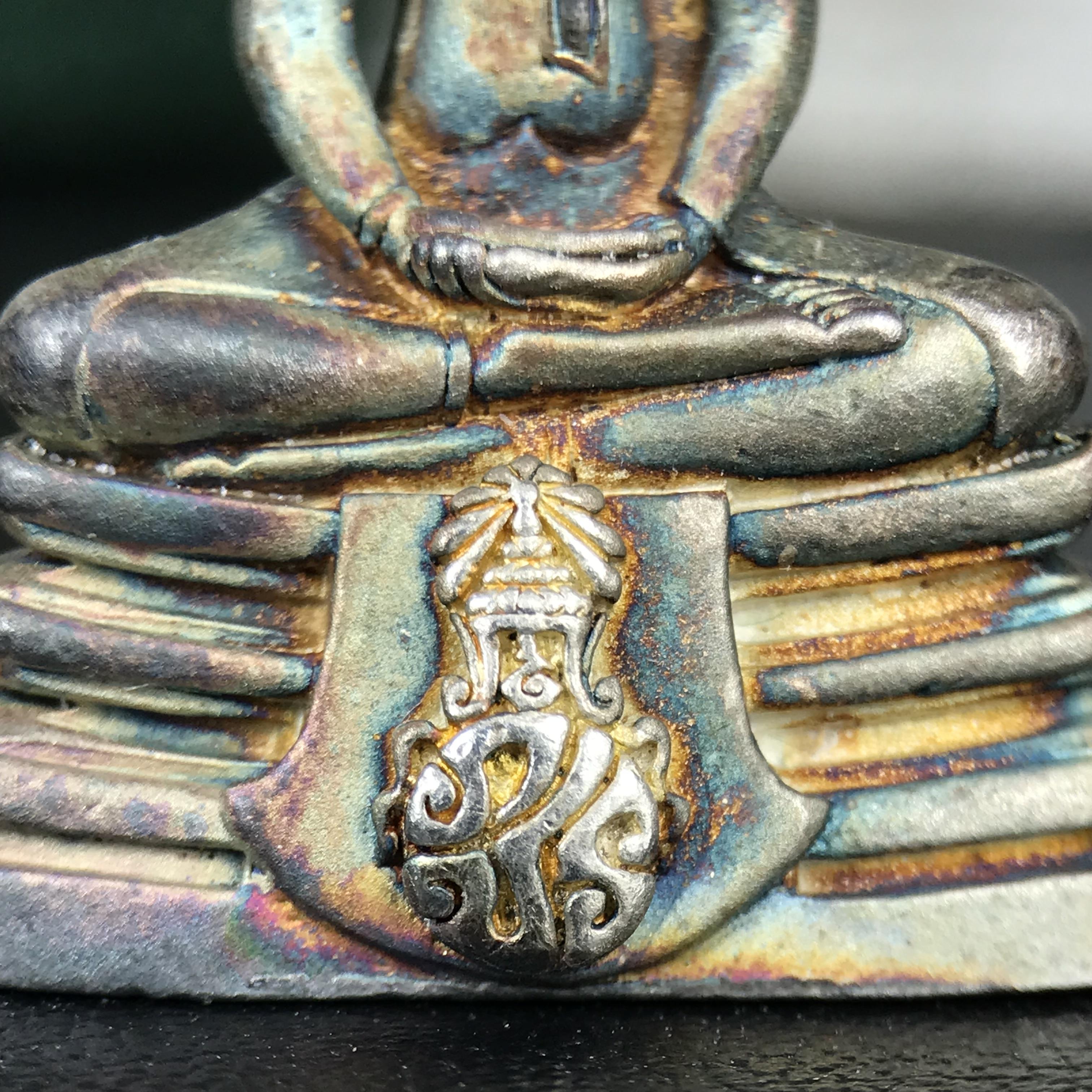 พระพุทธโสธร ภปร. รุ่นย้อนยุค สร้างพระอุโบสถ สมาคมชาวฉะเชิงเทรา จัดสร้าง ปี 2539 วโรกาสครองสิริราชสมบัติครบ 50 ปี เนื้อเงินทรายนวลขัดเงาบางส่วน(สภาพผิวเดิม ขึ้นสีรุ้งธรรมชาติ เก่าเก็บอย่าดี สวยมาก แบบนี้หายาก) พร้อมกล่องบรรจุและใบรับรองเดิม