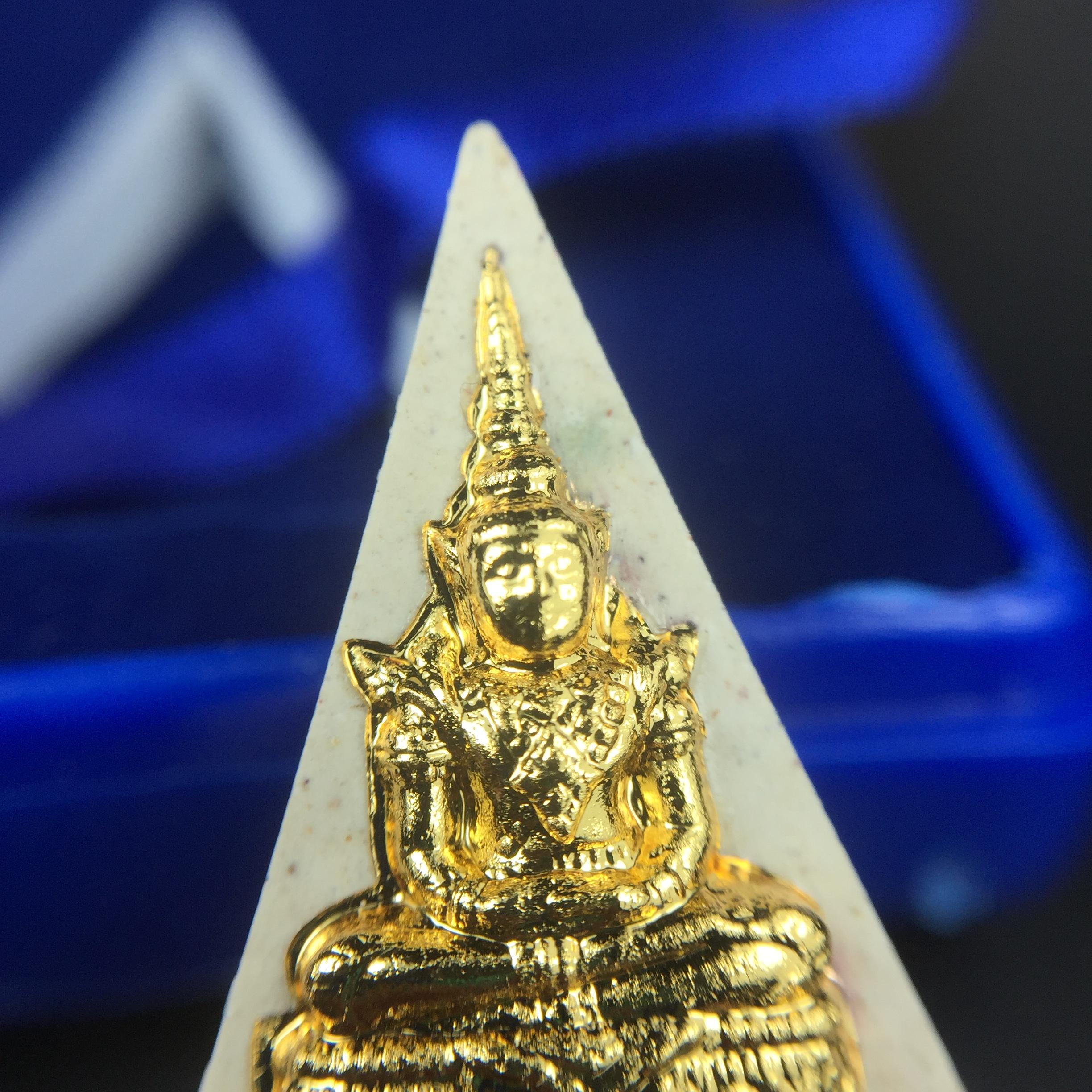 พระแก้วมรกต(จำลอง)ทรงเครื่องฤดูร้อน พระผงบูชา ด้านหน้าปิดทอง ด้านหลังตราสัญลักษณ์ฉลองสิริราชสมบัติครบ 60ปี เนื้อเงินขึ้นสีรุ้งธรรมชาติสร้างสรรค์งดงาม(รุ่นนี้ได้พระราชทานเส้นพระเจ้า(เส้นผม)รัชกาลที่9ในการจัดสร้าง)