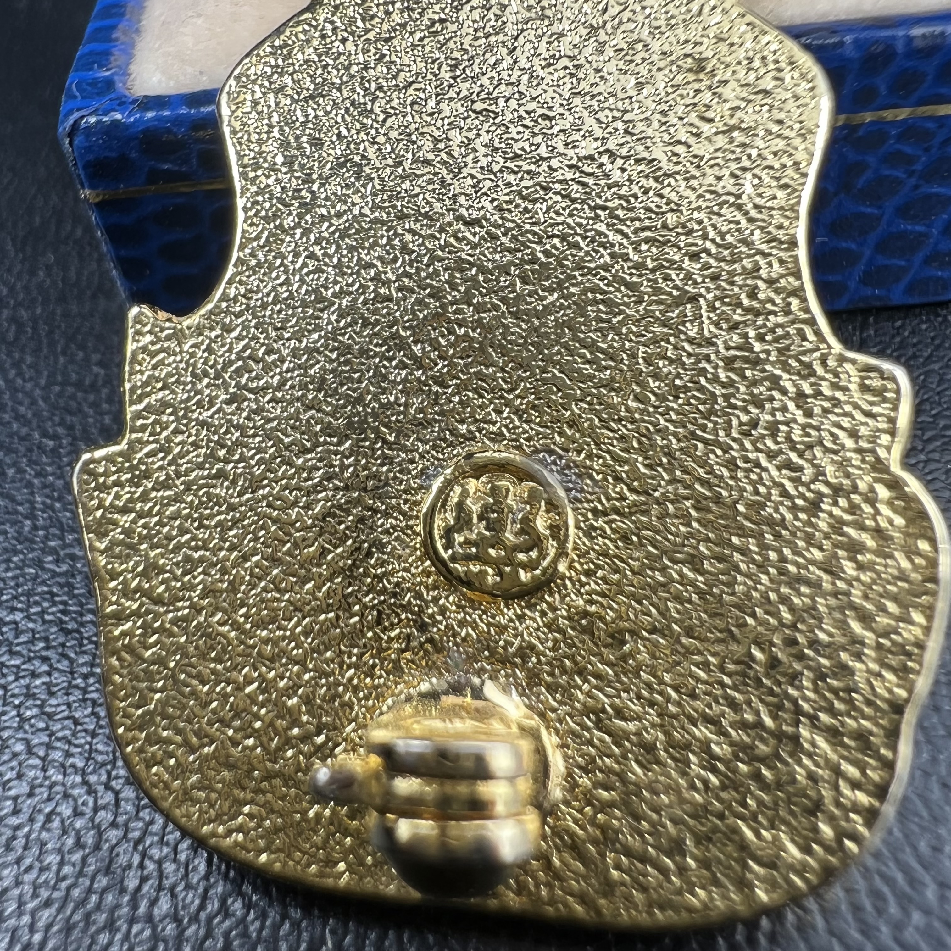 เข็มที่ระลึกตราสัญลักษณ์งานฉลองสิริราชสมบัติครบ 60 ปี พุทธศักราช 2549 ในหลวงรัชการที่ 9 จัดทำขึ้นโดยสำนักงานปลัดสำนักนายกรัฐมนตรี