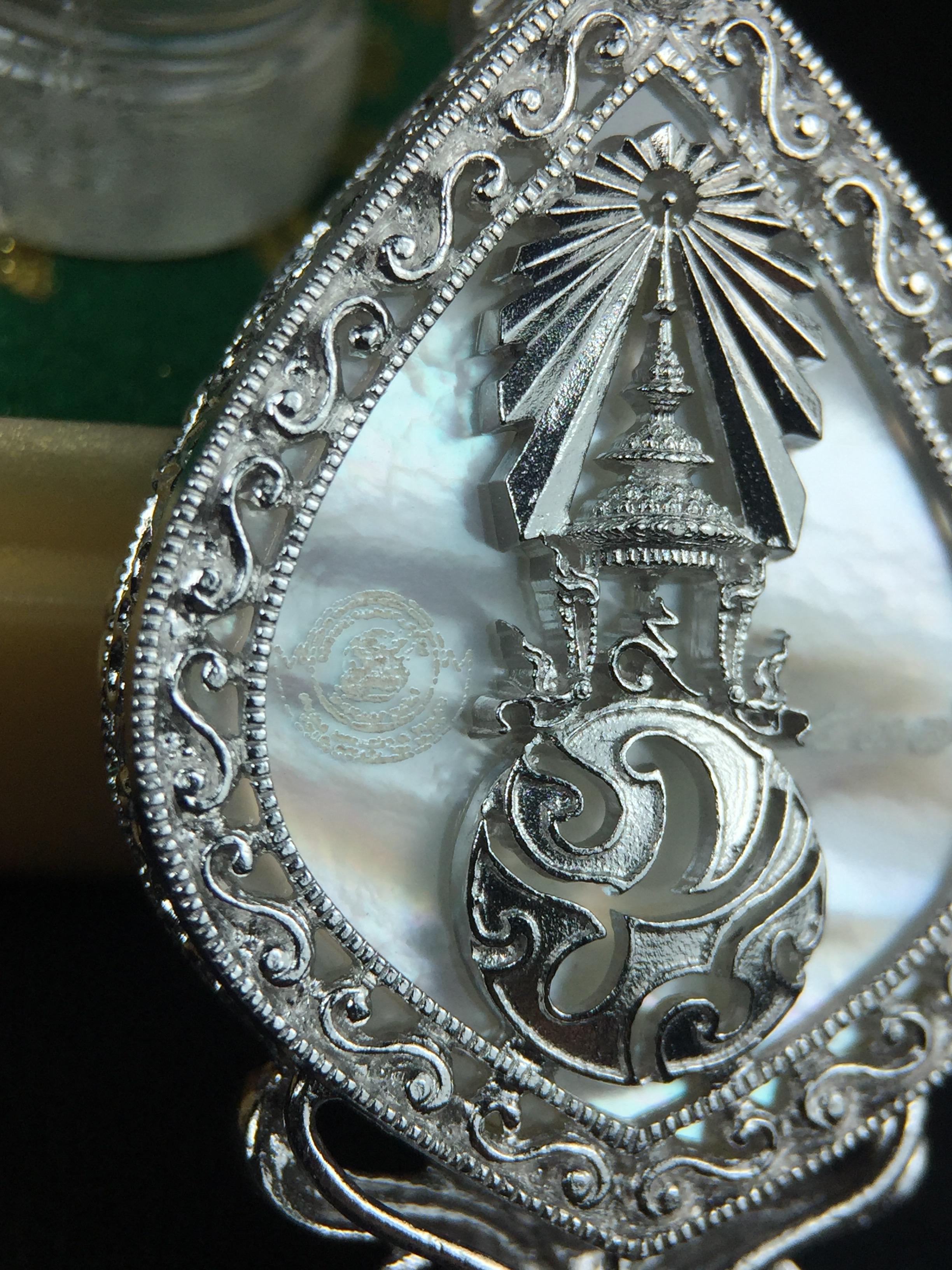 พระพุทธชินราช(จำลอง) ภปร. 84 พรรษา ทรงหยดน้ำ เนื้อเงินชุบทองคำขาว ขนาด 20*36 มม. (พระราชทานมวลสาร จิตรลดาและเส้นพระเจ้า(เส้นผม)รัชกาลที่9)พุทธศิลป์ทรงคุณค่าอีกหนึ่งรุ่นยอดนิยม งดงาม ทรงคุณค่า หายาก