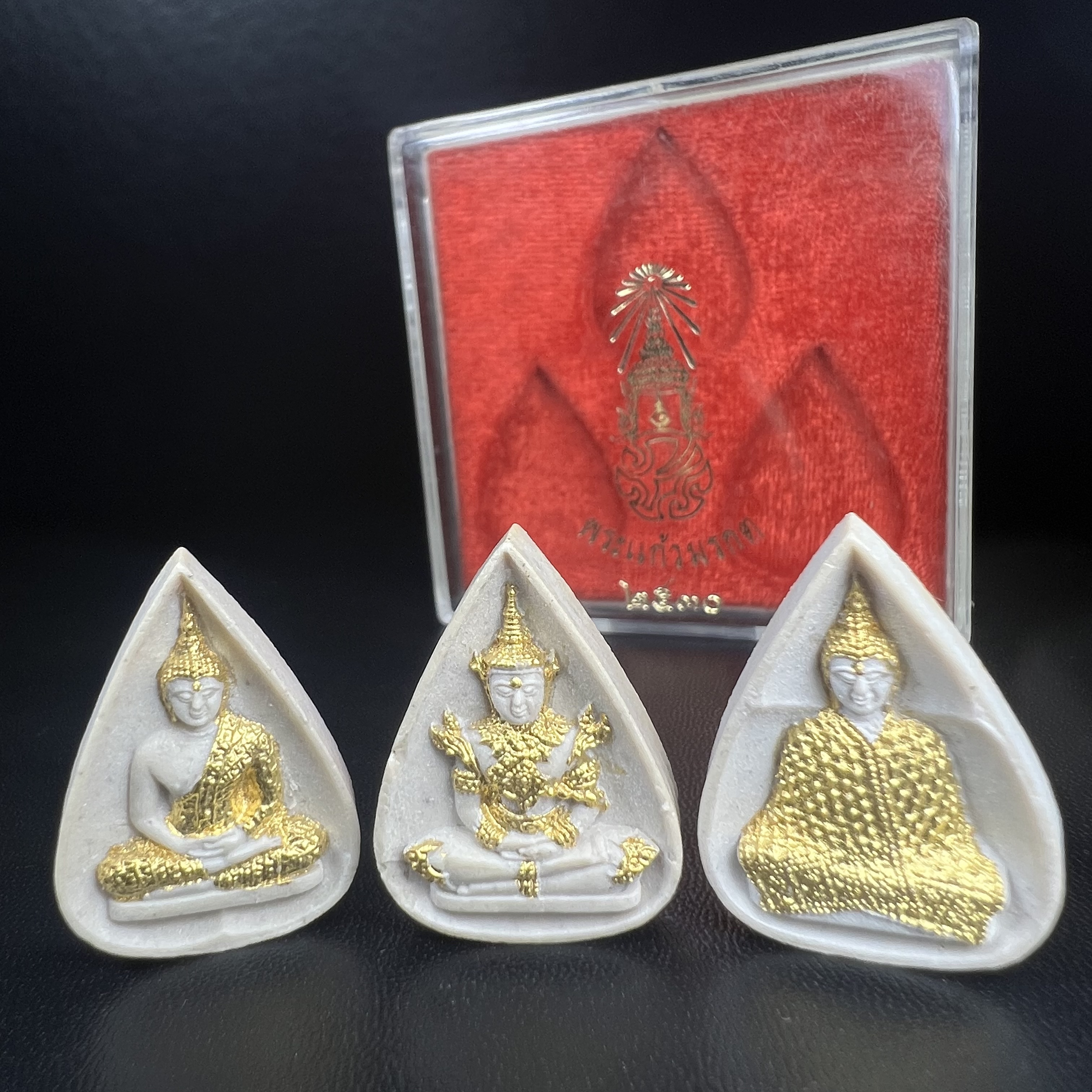 พระแก้วมรกต หลัง ภปร. เนื้อผง ปี2530 พระดี พิธีใหญ่ ประกอบพิธีพุทธาภิเษกพร้อมกับพิธีพระกริ่งปวเรศ ปี2530 วัดบวรนิเวศและวัดพระแก้ว(ครบชุดสามฤดูกล่องเดิมครบ)หายาก