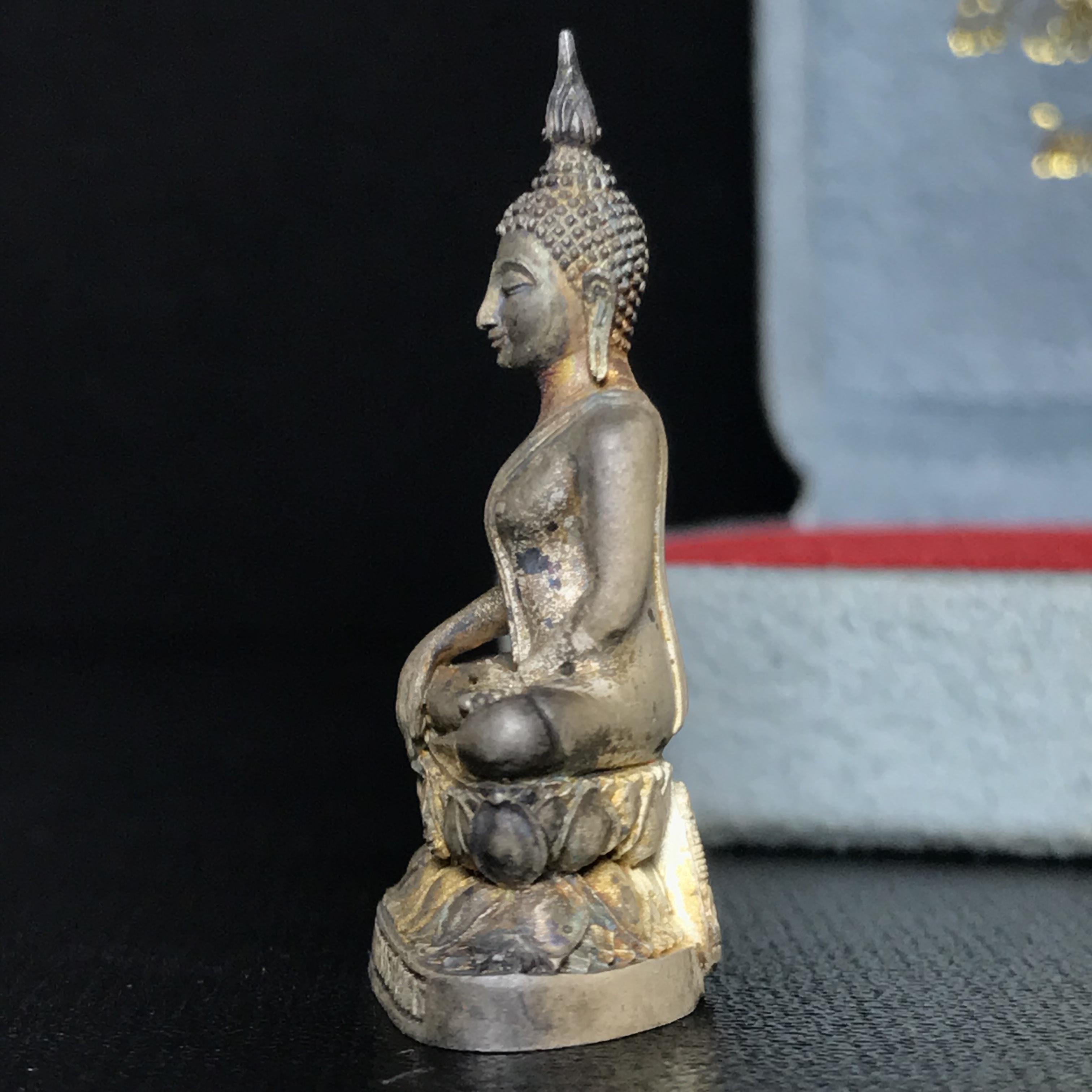 พระกริ่งพระพุทธนวราชบพิตร ครองสิริราชสมบัติครบ 50 ปี พ.ศ.2540 ชุดพระราชทาน(หายาก)เนื้อเงินผิวเดิมขึ้นสีรุ้งแบบนิยม