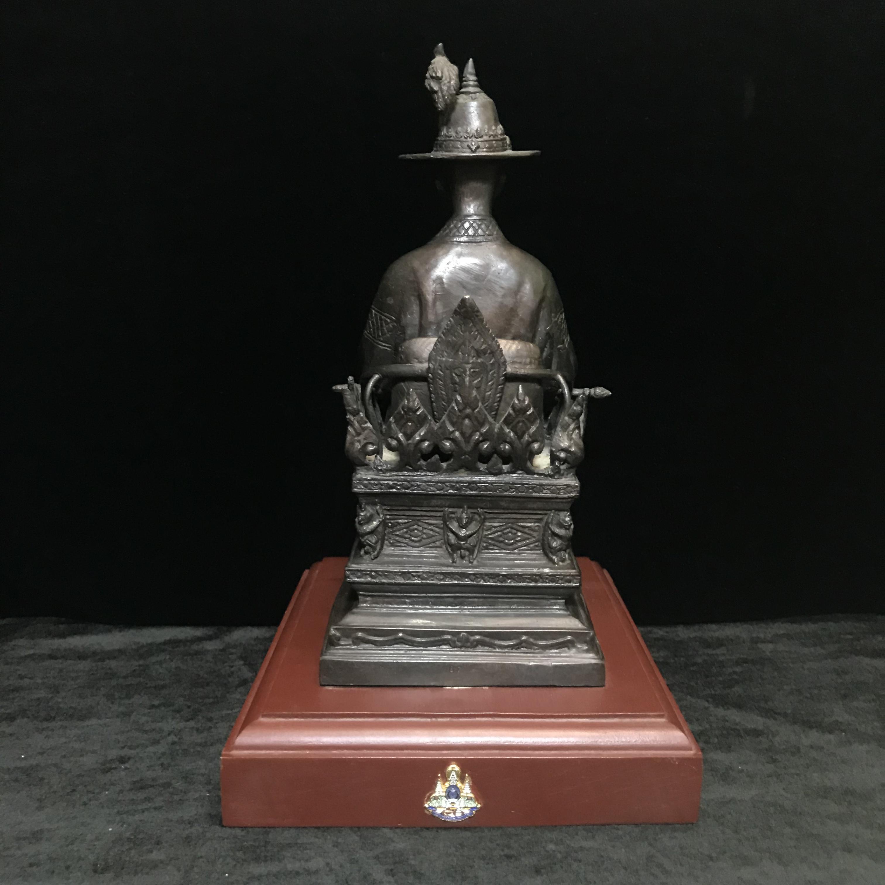 พระบรมรูปหล่อพระบาทสมเด็จพระพุทธยอดฟ้าจุฬาโลกมหาราช (ร.1) ทรงนั่งบัลลังก์ จัดสร้างโดยรัฐสภาผู้แทนราษฎร เนื้อโลหะสัมฤทธิ์ ปี 2539(หายาก)