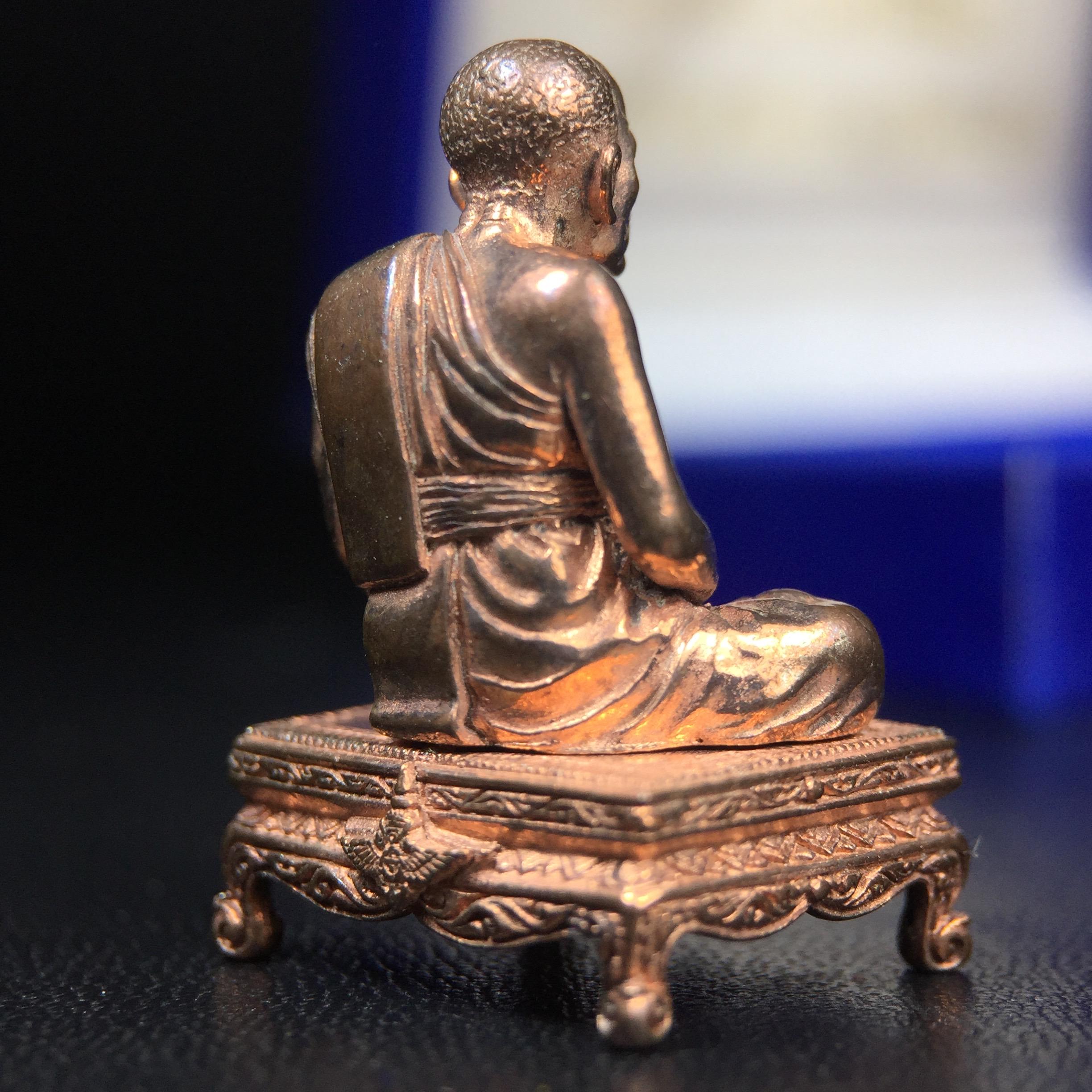 รูปหล่อหลวงพ่อเงิน วัดบางคลาน จ.พิจิตร พิมพ์หน้าเหมือนหลวงพ่อ "รุ่น 91 ปี กรมเสมียนตรา" กระทรวงกลาโหมจัดสร้างในปี 2543 พุทธาภิเษกใหญ่ 3 วัด 3พิธีวัดสุทัศน์ /วัดบางคลาน/วัดพระแก้ว เนื้อนวโลหะปัดเงา(แก่ทองคำ)พุทธศิลป์งดงามมากหายาก(ตอกโค๊ตหมาย ๖๐๘)