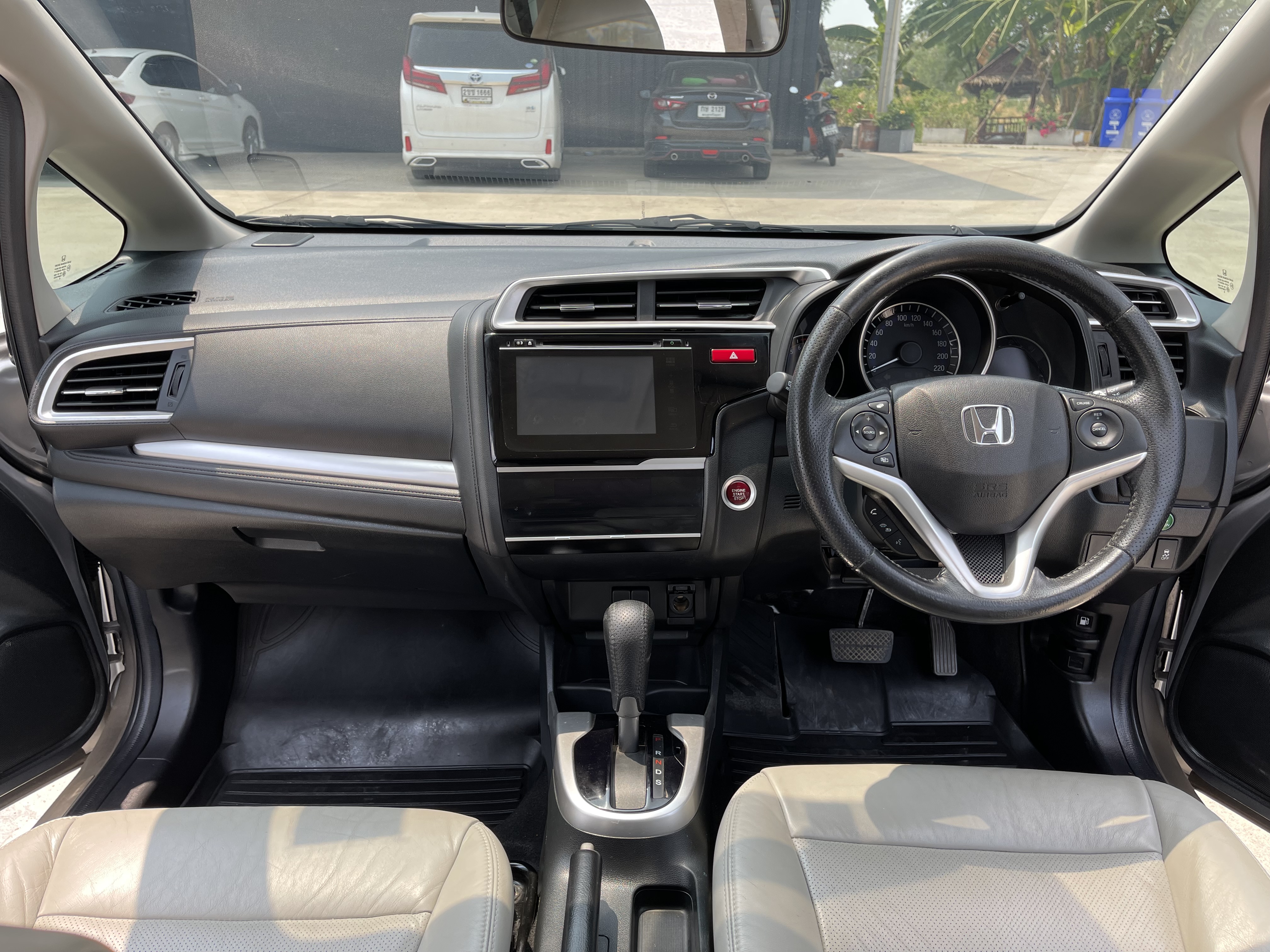 Honda Jazz 1.5 SV At 2015 เงิน