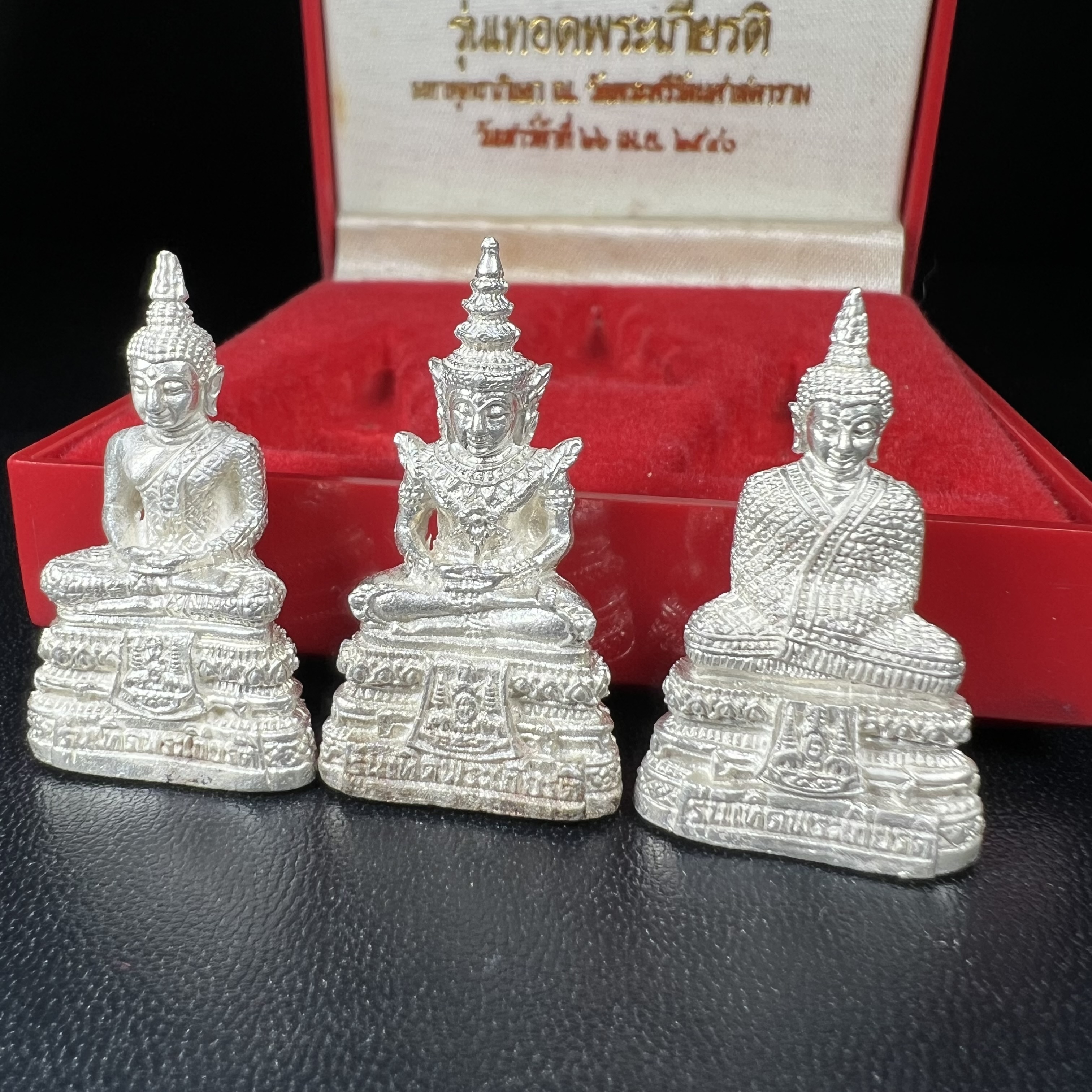 พระแก้วมรกต รุ่นเทิดพระเกียรติ พิธีมหาพุทธาภิเษก ณ.วัดพระศรีรัตนศาสดาราม(วัดพระแก้ว) วันเสาร์ที่ 26 เม .ย. 2540 (พิธีใหญ่เสาร์ห้า) ชุด 3 ฤดู (1 ชุด 3 องค์)เนื้อเงินครบชุดพร้อมกล่องบรรจุเดิม***เนื้อเงินหายากพบเจอน้อย***(หลวงพ่อ รวย เพิ่ม พูน ร่วมเสก)