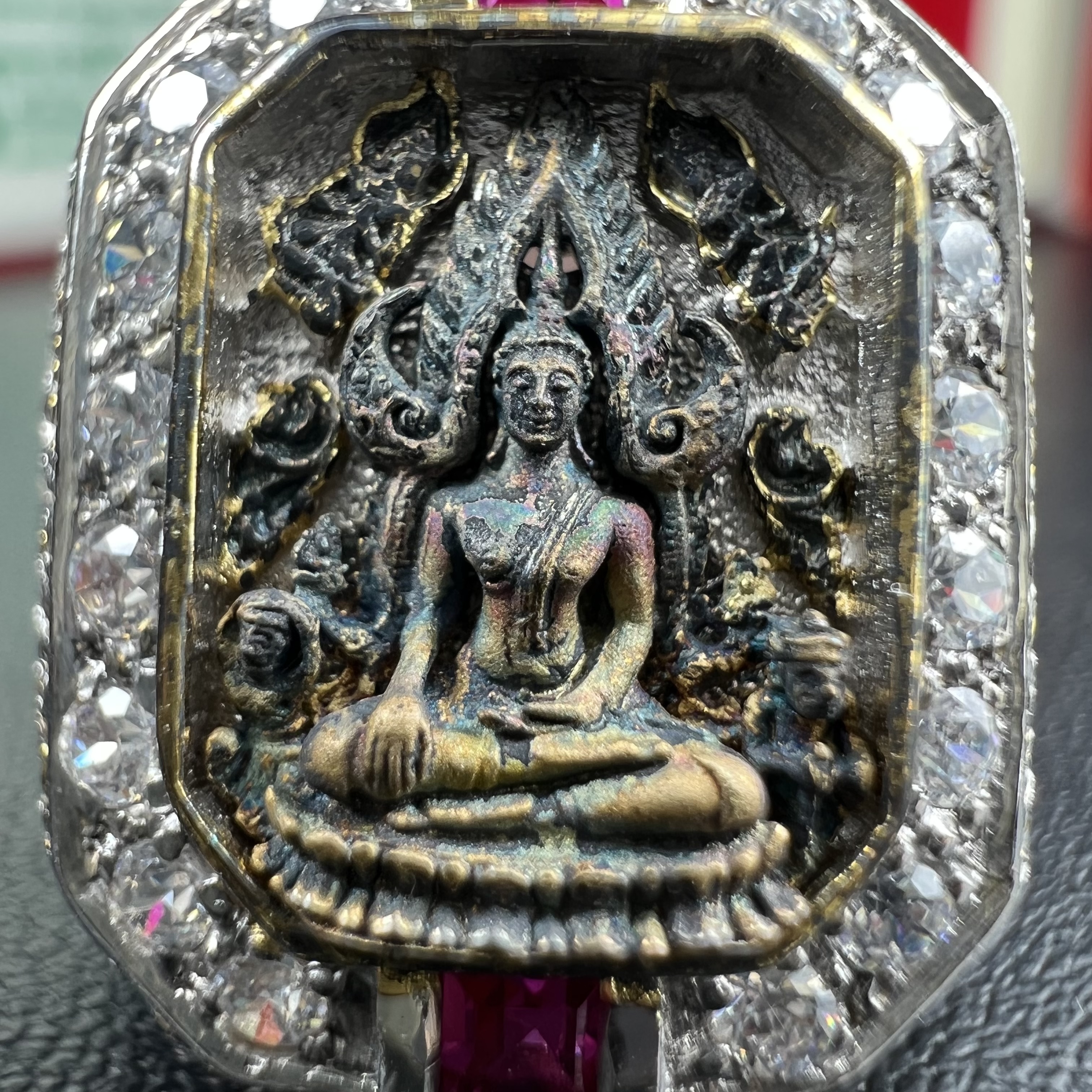 แหวนพระพุทธชินราช ภปร. ในวโรกาสเฉลิมพระชนมายุ6รอบ 5ธันวาคม2542 มูลนิธิพิทักษ์ดวงตาประชาชน จัดสร้าง แหวนเนื้อเงินเคลือบทองคำบริสุทธิ์ประดับเพชร CZ เกรดนอก ตอกโค๊ตและหมายเลข 2006(ผลรวมได้ 8 เลขมงคลเจริญมั่งคั่ง อุดมสมบูรณ์) พร้อมกล่องบรรจุเดิมครบ(หายาก)