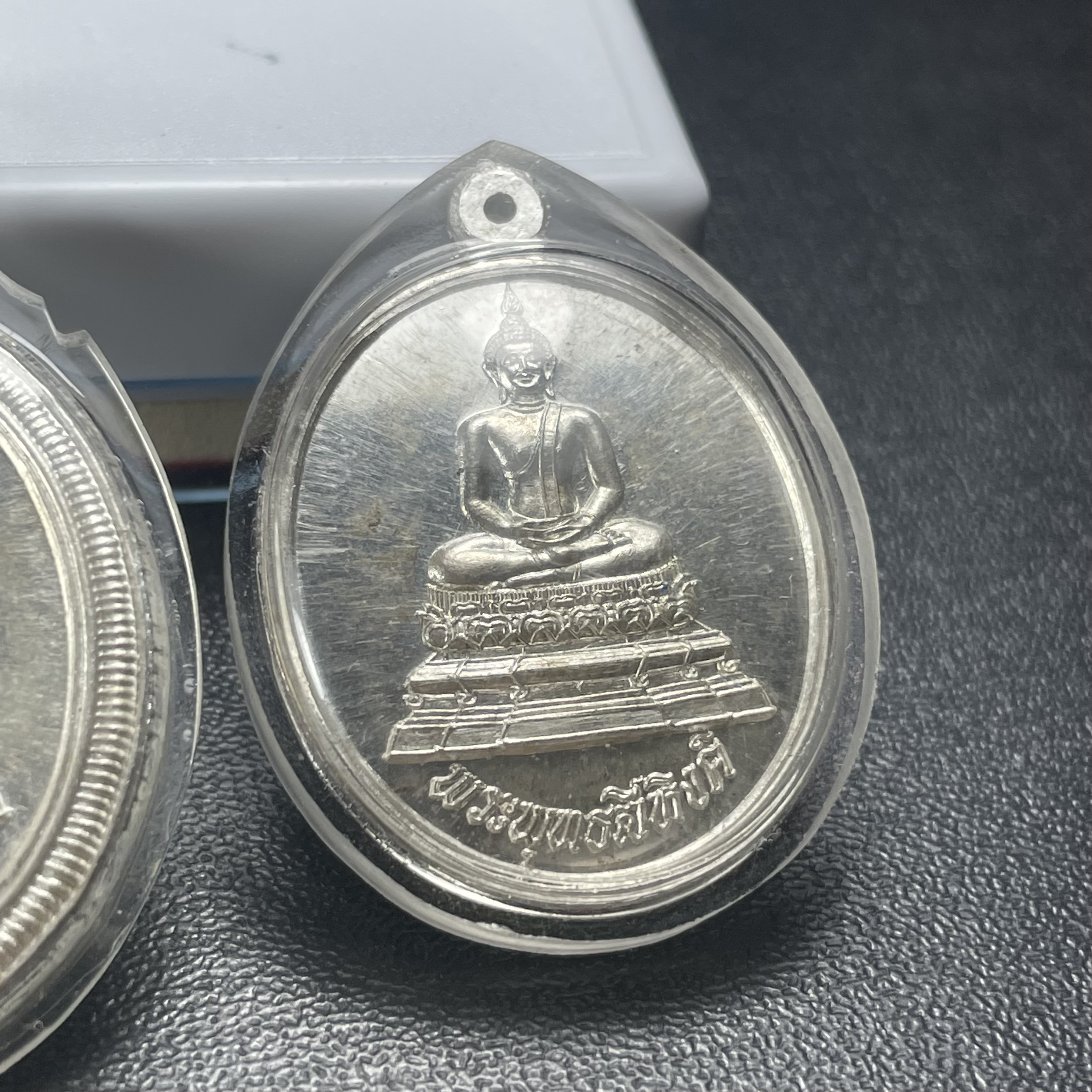 เหรียญพระพุทธสิหิงค์ ภปร. รุ่นมหาลัยธรรมศาสตร์ 60ปี พ.ศ.2537 พิมพ์ใหญ่+พิมพ์เล็ก เนื้อเงินผิวเดิม(ในหลวงรัชกาลที่9เสด็จในพิธี)(หลวงตามหาบัวร่วมปลุกเสก)