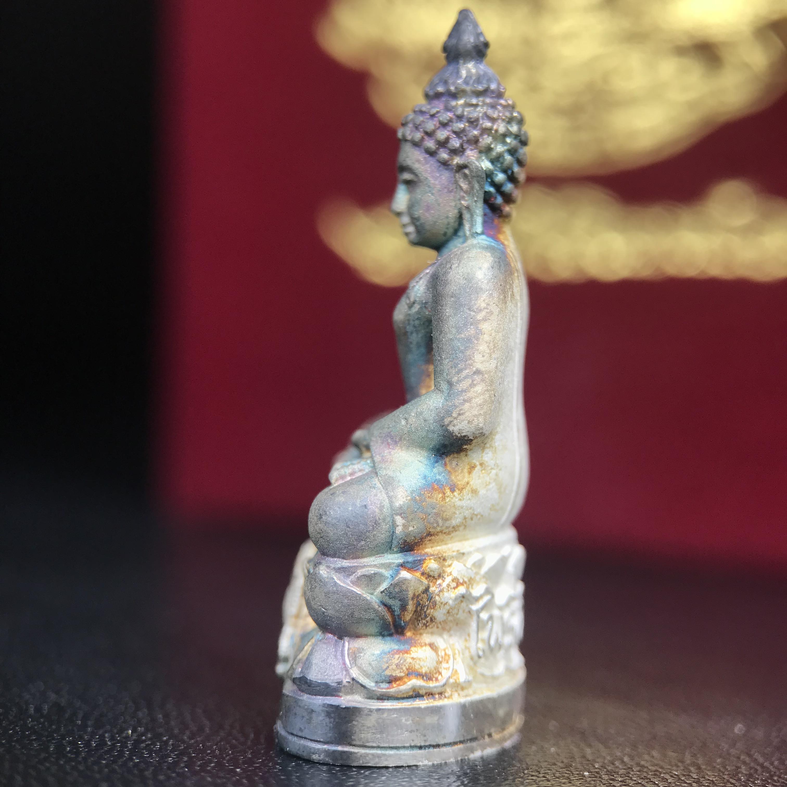 พระกริ่งไพรีพินาศ ตรากาญจนาภิเษก วัดบวรนิเวศวิหาร ที่ระลึกในหลวงรัชกาลที่9 ครองสิริราชสมบัติครบ 50ปี เนื้อเงิน(สภาพผิวเดิมขึ้นสีรุ้งธรรมชาติสวยแบบนิยม)(เสน่ห์พระเนื้อเงินสีสันที่ธรรมชาติสรรค์สร้าง)เข้มขลังทรงอานุภาพยิ่งใหญ่ กำราบศัตรูพ่ายสิ้น พระไพรีพินาศ