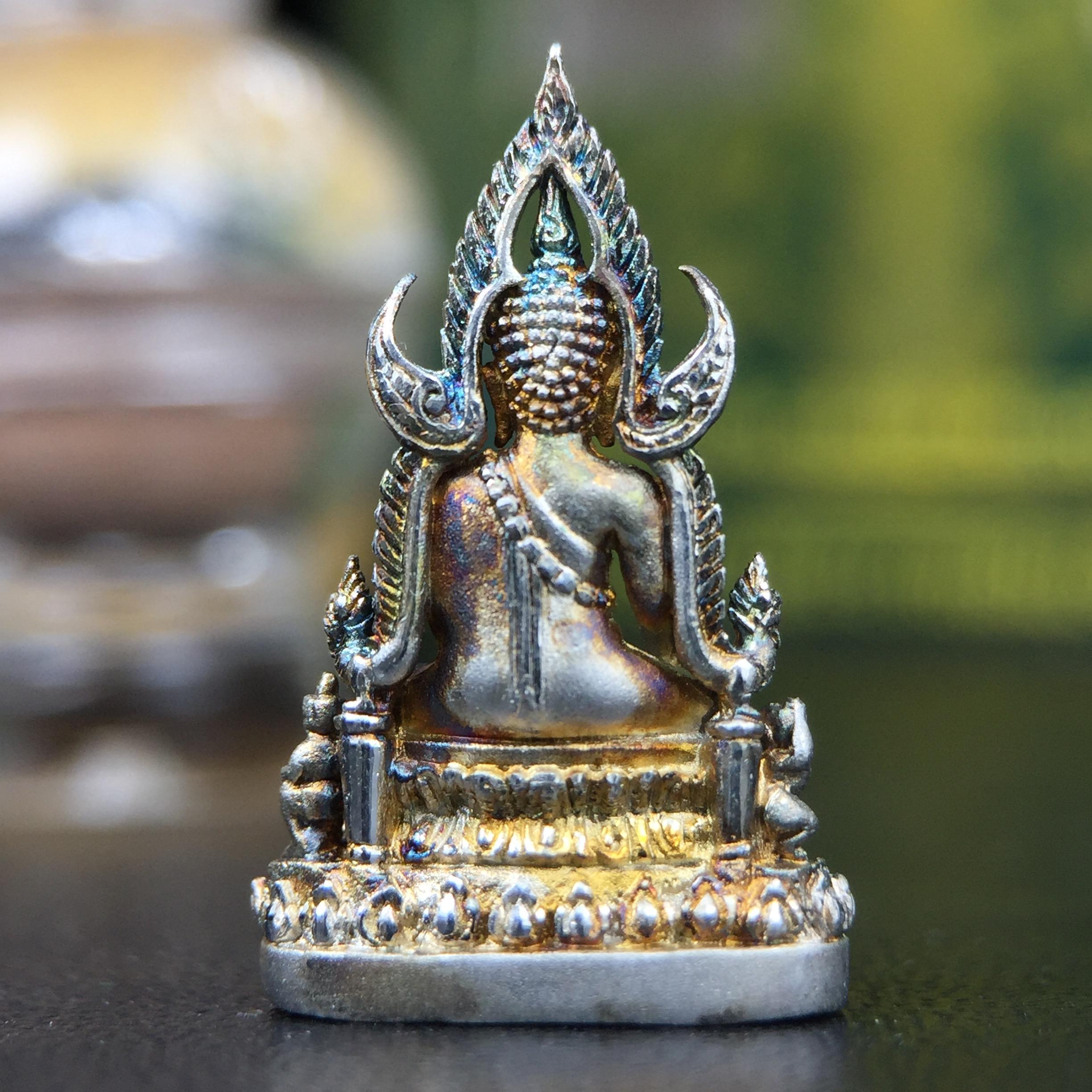 พระพุทธชินราช(จำลอง) ภปร. 84 พรรษา เนื้อเงินชุบทองคำขาว พิมพ์เล็กขนาดหน้าตัก 1/4 นิ้ว (สภาพผิวเดิมสวย ขึ้นสีรุ้งธรรมชาติ แบบนิยม)(พระราชทานมวลสาร จิตรลดาและเส้นพระเจ้า(เส้นผม))พุทธศิลป์ทรงคุณค่าอีกหนึ่งรุ่นยอดนิยม