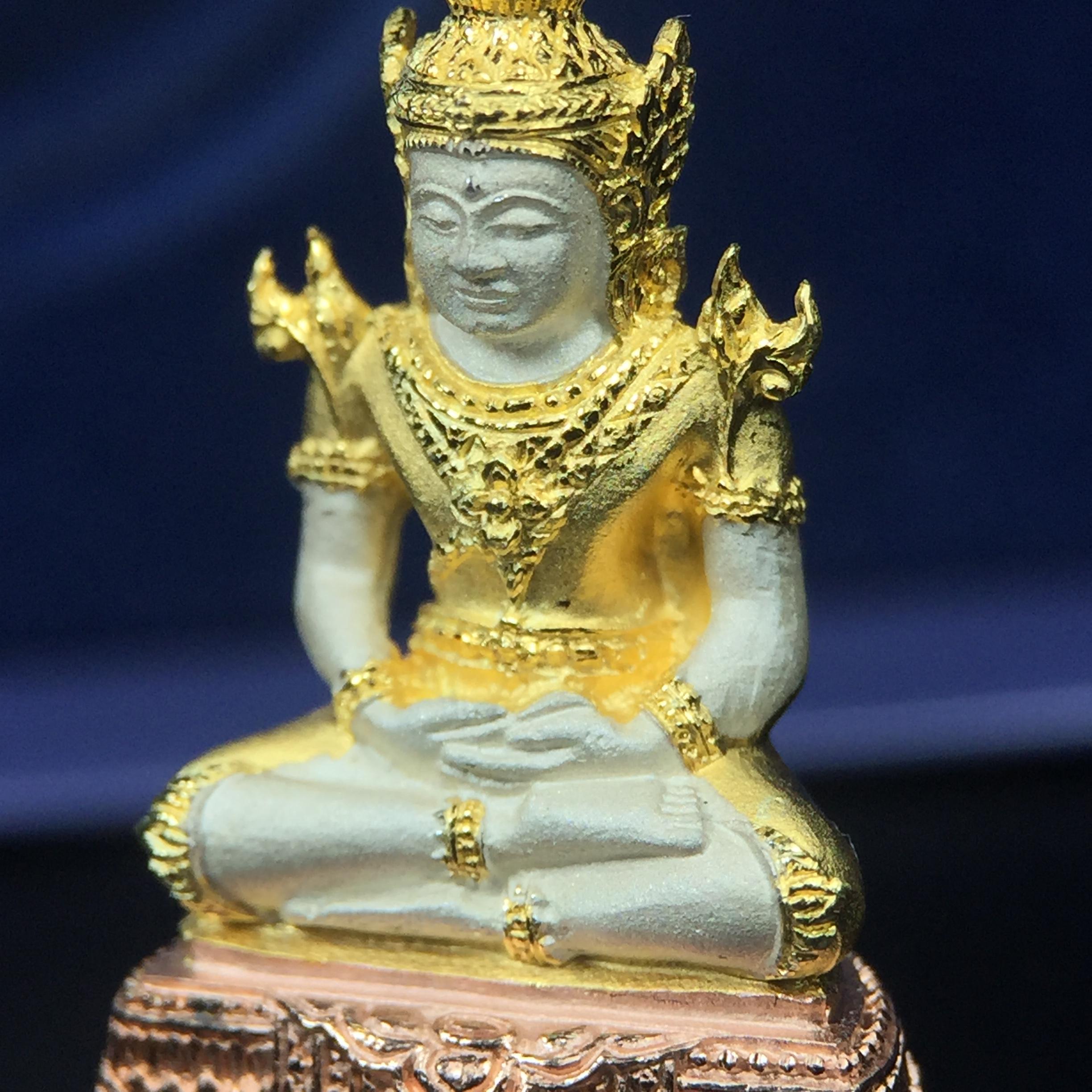 พระแก้วมรกต ภปร. ปี2547 จัดสร้างโดย รพ.ภูมิพลฯ เนื้อเงิน (3 กษัตริย์)ลอยองค์ หน้าตัก 1/2 นิ้ว งดงามทรงคุณค่าอีกหนึ่งรุ่นยอดนิยม หายาก(1ใน3000องค์)