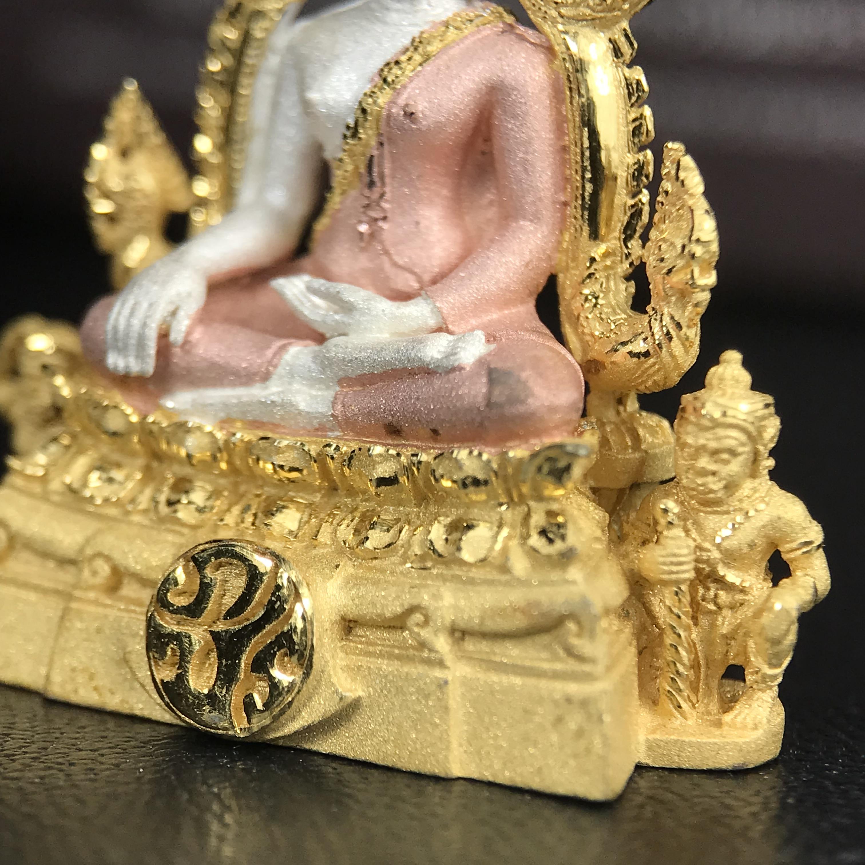 พระพุทธชินราช ภปร. โครงการ "เพราะแผ่นดินนี้ คือ แผ่นดินเกิด" ปี 2548(รุ่นแรก) ลอยองค์เนื้อเงินสามกษัตริย์ หน้าตัก 1/2 นิ้ว (ขนาด 3.5 x 2.5 ซม.) พุทธศิลป์งดงามทรงคุณค่า รุ่นยอดนิยม