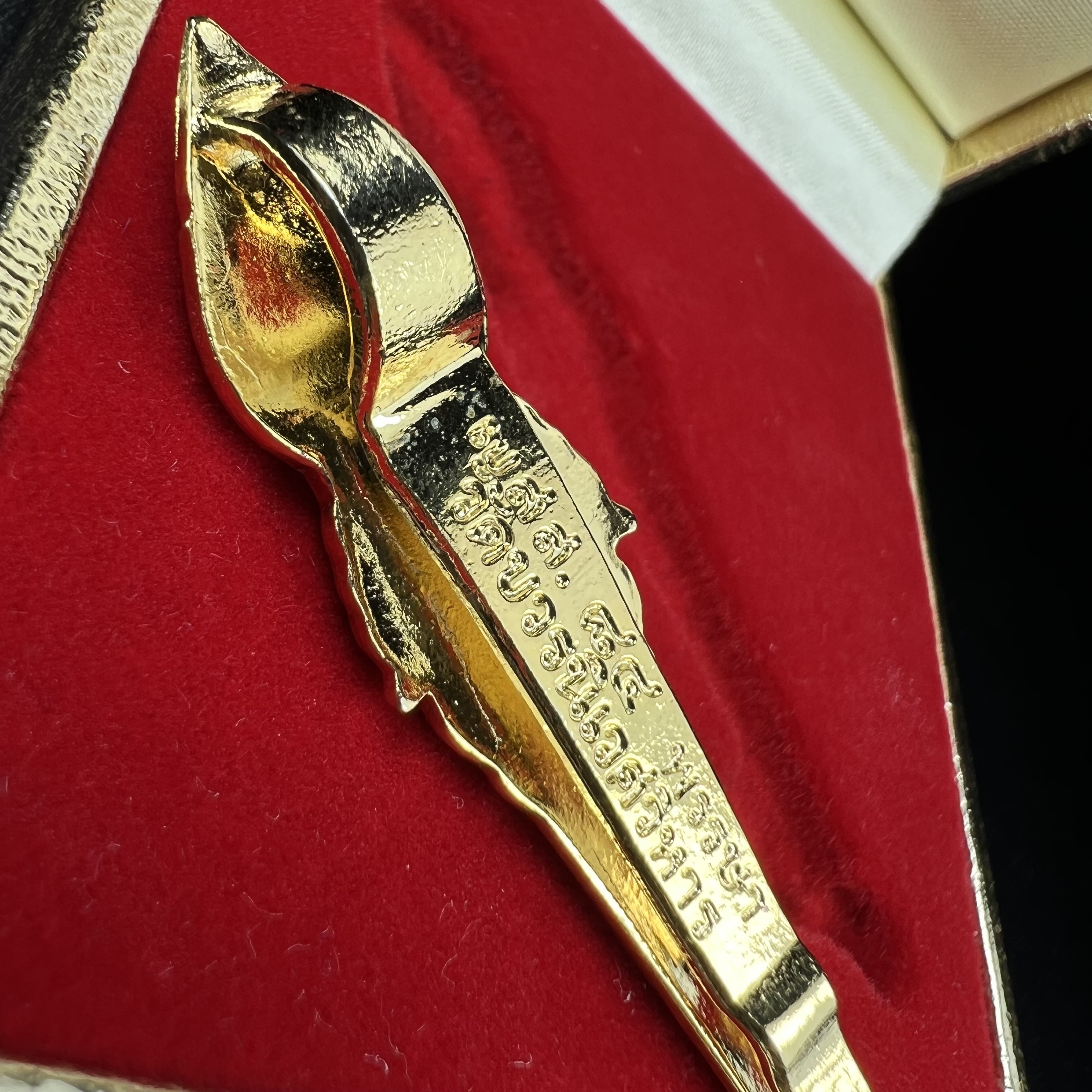 แหนบ ญสส. ๘๔ พรรษา ช้างสามเศียร รุ่นแรก วัดบวรนิเวศวิหาร สร้างในมหามงคลวโรกาสฉลองพระชนมายุ 84 พรรษา สมเด็จพระญาณสังวร สมเด็จพระสังฆราช 3 ตุลาคม 2540 เนื้อชุบทองลงยาราชาวดี พร้อมกล่องบรรจุเดิมครบ