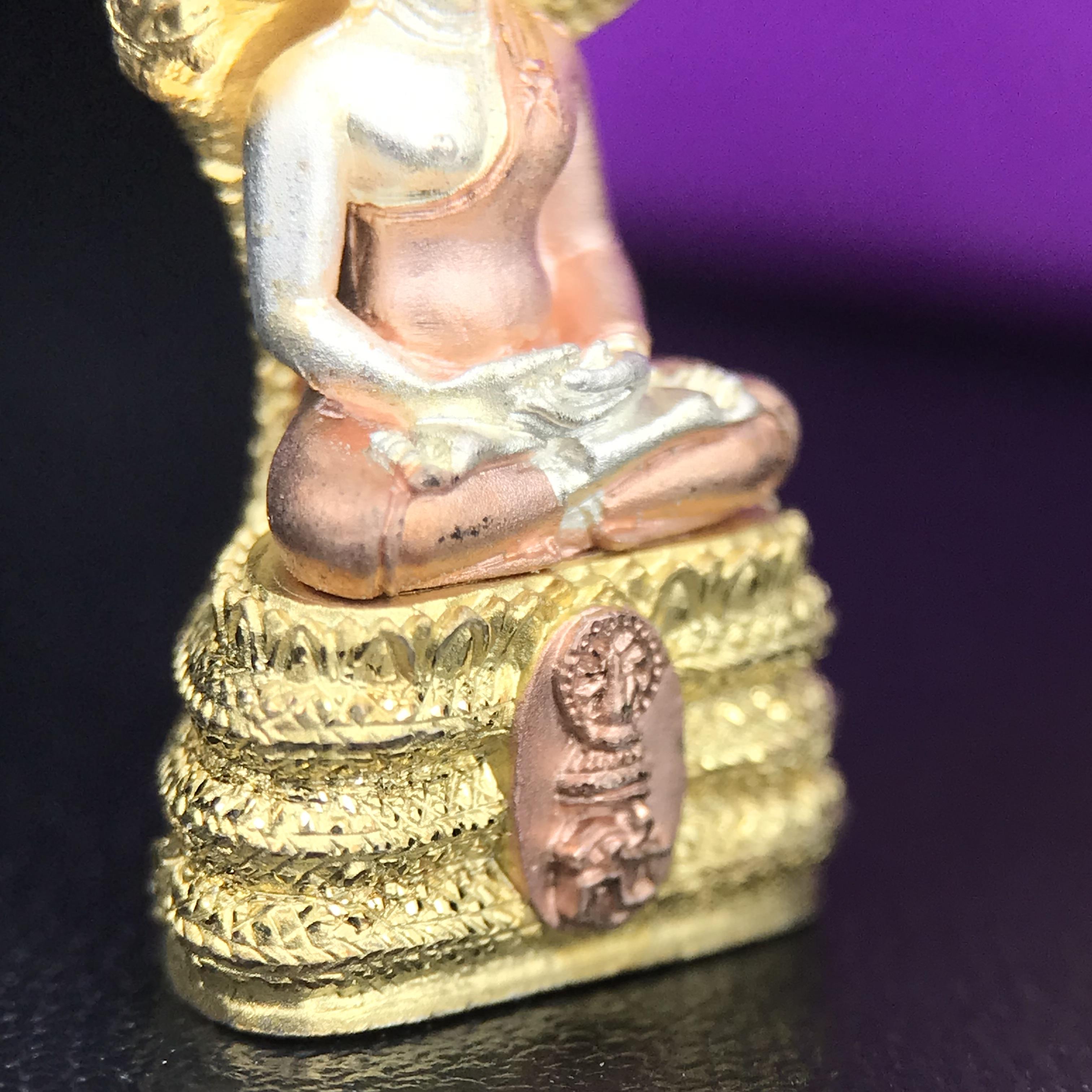 พระนาคปรก สธ. รุ่นสร้างพระอุโบสถเฉลิมพระเกียรติ 4 รอบ 84 พรรษา สมเด็จพระเทพรัตนราชสุดาฯ วัดบวรนิเวศวิหาร ปี 2543 พิมพ์เล็ก เนื้อเงินบริสุทธิ์ ชุบสามกษัตริย์แบบพ่นทรายขัดเงาบางส่วน(สภาพ สวย )พิธีใหญ่ พุทธศิลป์งดงาม หายาก (1 ใน 2999 องค์)