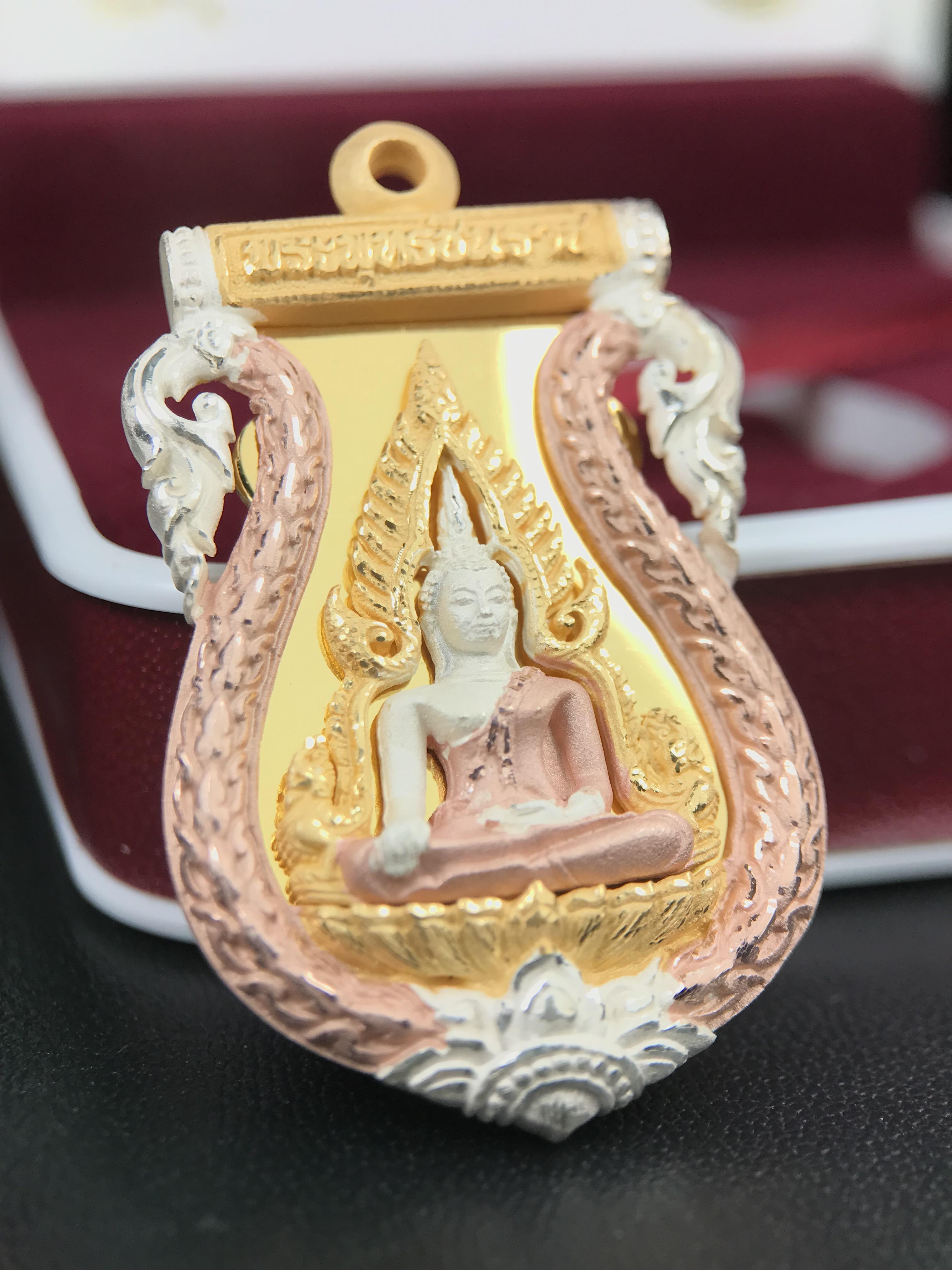 พระพุทธชินราช รุ่น ประวัติศาสตร์ มูลนิธิเพื่อตำรวจไทยจัดสร้าง ปี 2562 เนื้อเงินชุบสามกษัตริย์ขัดเงา พิมพ์เหรียญเสมาฉลุลาย พระพุทธชินราช อินโดจีน(ขนาดสูง 3.7ซม.(ไม่รวมห่วง))(สภาพสวยซีนซองเดิม กล่องบรรจุเดิมครบสมบูรณ์)(องค์หมายเลข 20)(1 ใน 999 เหรียญ)หายาก