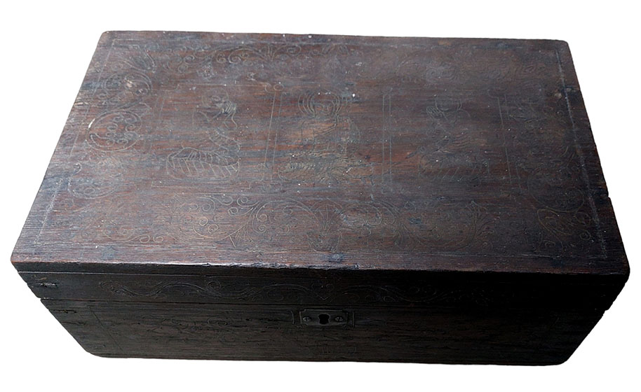 กล่องไม้เก่าตอกลายด้วยเส้นทองเหลือง-BPT2745-