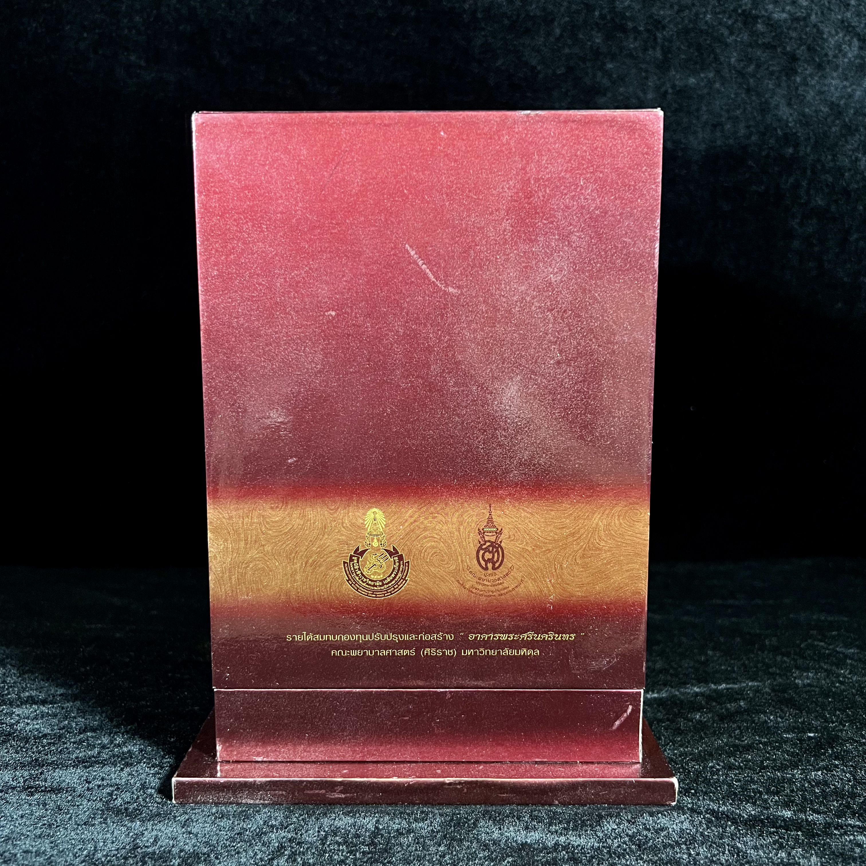 พระแก้วมรกต ภปร.(รุ่นแรก) ปี2545 รุ่นฉลองกรุงรัตนโกสินทร์ครบ 220 ปี หล่อลอยองค์ เนื้อทองคำบริสุทธิ์99.99% ขนาดบูชา 50*90 มม. พร้อมฐานวางครอบแก้วเดิมกล่องบรรจุเดิมครบสมบูรณ์(สวยงามและหายากมาก)(1ใน1000องค์)