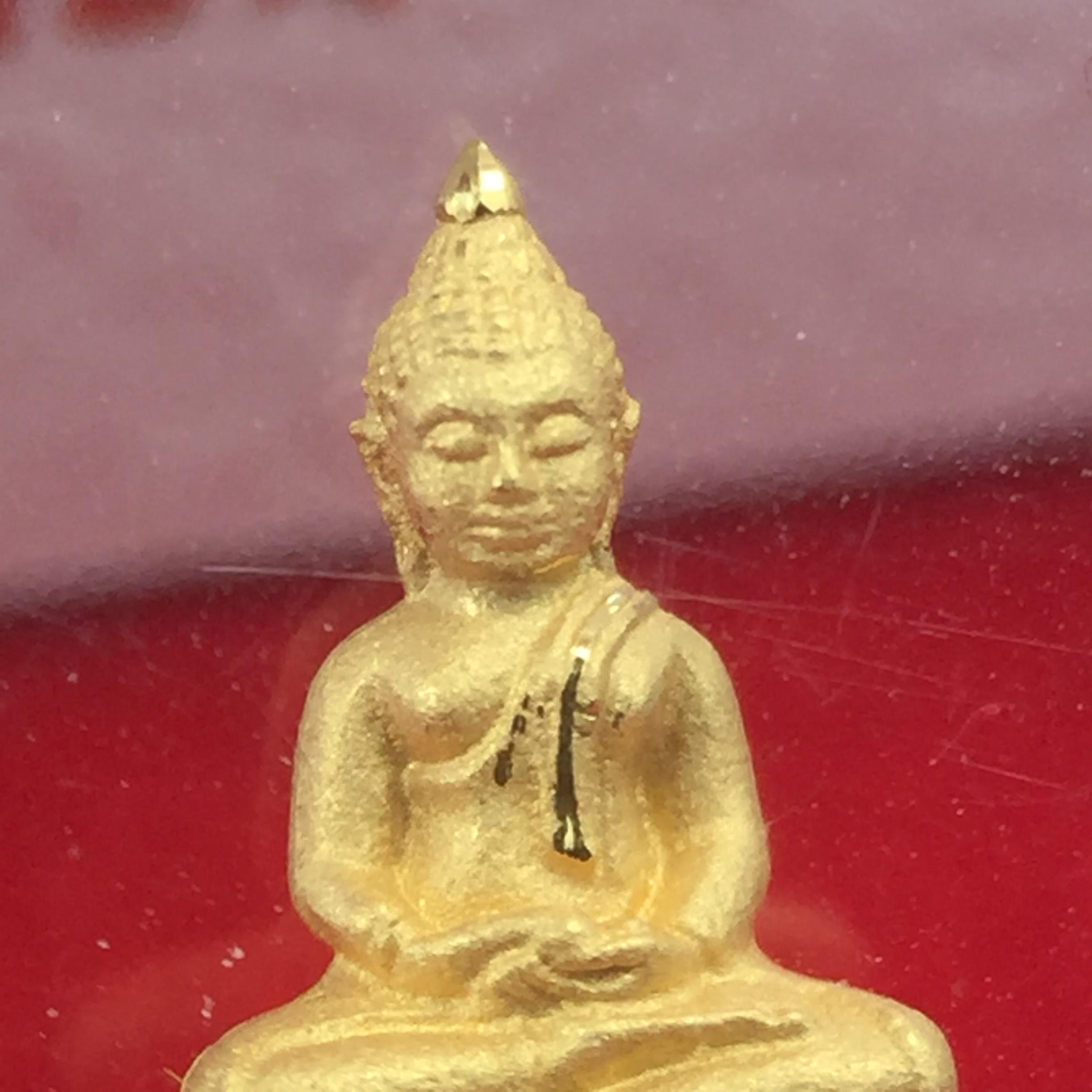 พระพุทธโสธร รุ่นอุดมโชคโภคทรัพย์ ปี 2550 เนื้อทองคำ พิมพ์จิ๋ว วัดโสธรวรารามวรวิหาร จ.ฉะเชิงเทรา (สภาพ สวย ซีนซองเดิม กล่องบบรรจุเดิมครบสมบูรณ์)