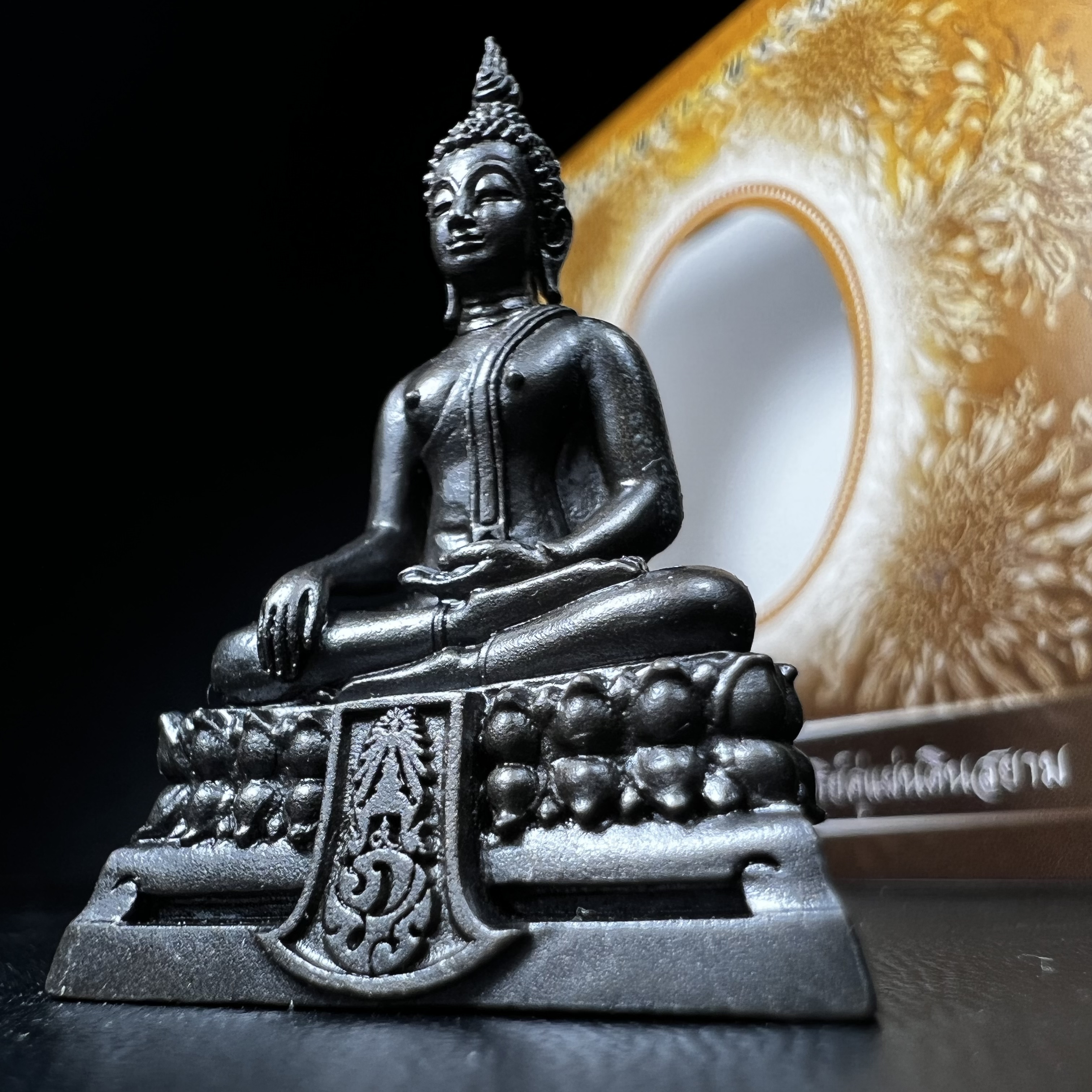 พระพุทธรูปคุ้มเกล้า ภปร. มหามงคล 80พรรษา “รุ่นเย็นศิระเพราะพระบริบาล 80พรรษา มหากษัตริย์คู่แผ่นดินสยาม” เนื้อนวโลหะรมดำ พิมพ์ใหญ่ ขนาด 18*35 มม.