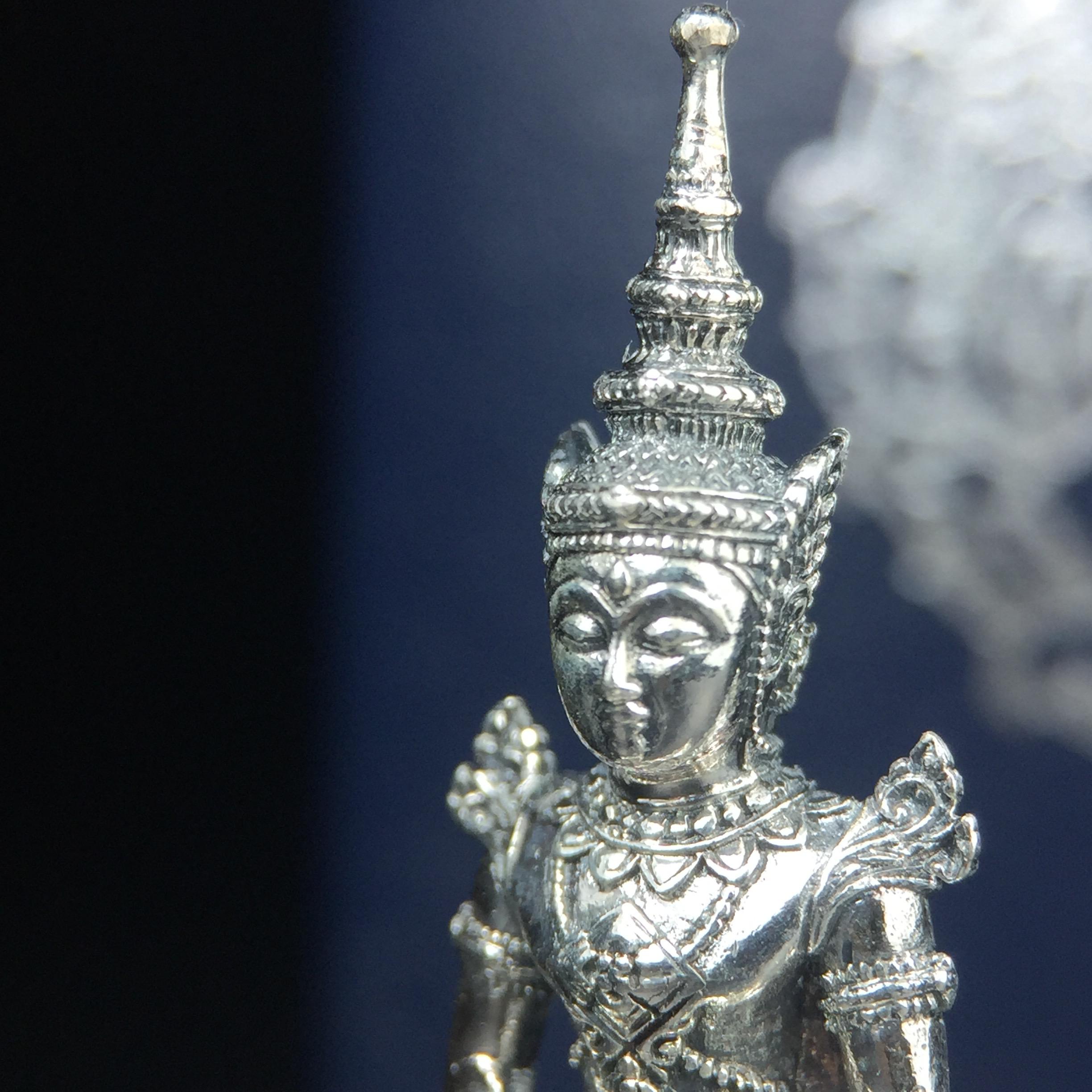 พระแก้วมรกต กรมสรรพสามิตจัดสร้างขึ้นเนื่องในโอกาสครบรอบ 64 ปีของกรมสรรพสามิต และเนื่องในวโรกาสที่พระบาทสมเด็จพระเจ้าอยู่หัวทรงครองราชย์ครบ 50 ปีในปีกาญจนาภิเษก เมื่อ พ.ศ.2539 เนื้อเงินรมดำขัดเงาพร้อมกล่องบรรจุเดิม