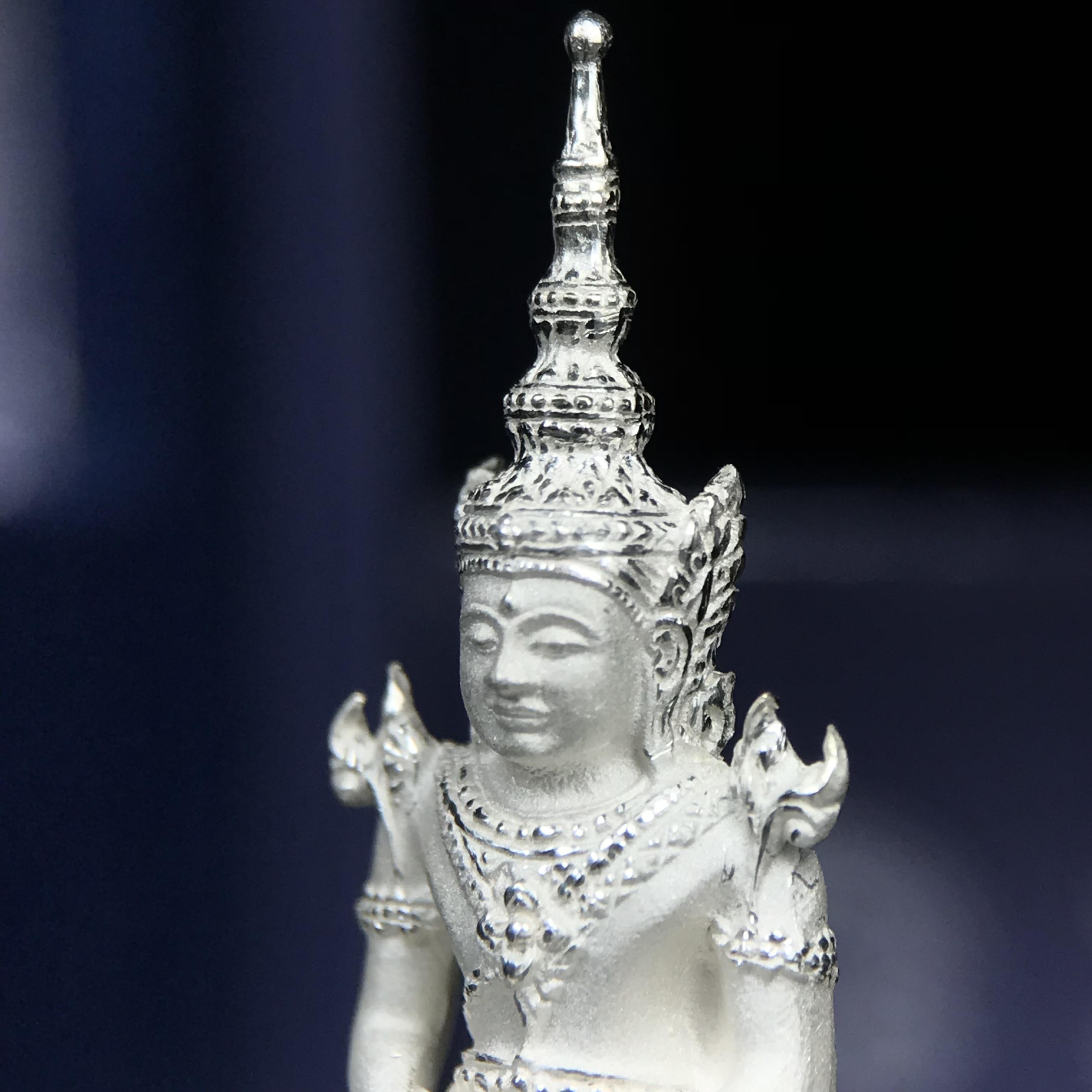 พระแก้วมรกต ภปร. ปี 2547 จัดสร้างโดยโรงพยาบาลภูมิพลอดุลยเดช เนื้อเงิน ลอยองค์ สูง 3.7 ซม.หน้าตัก 1/2 นิ้ว พิธีมหามังคาภิเษก ณ พระอุโบสถวัดพระศรีรัตนศาสดาราม(วัดพระแก้ว) งดงามทรงคุณค่าอีกหนึ่งรุ่นยอดนิยม หายาก(หมายเลขต้นๆหลักร้อย ๕๗๓)(1ใน3000องค์)