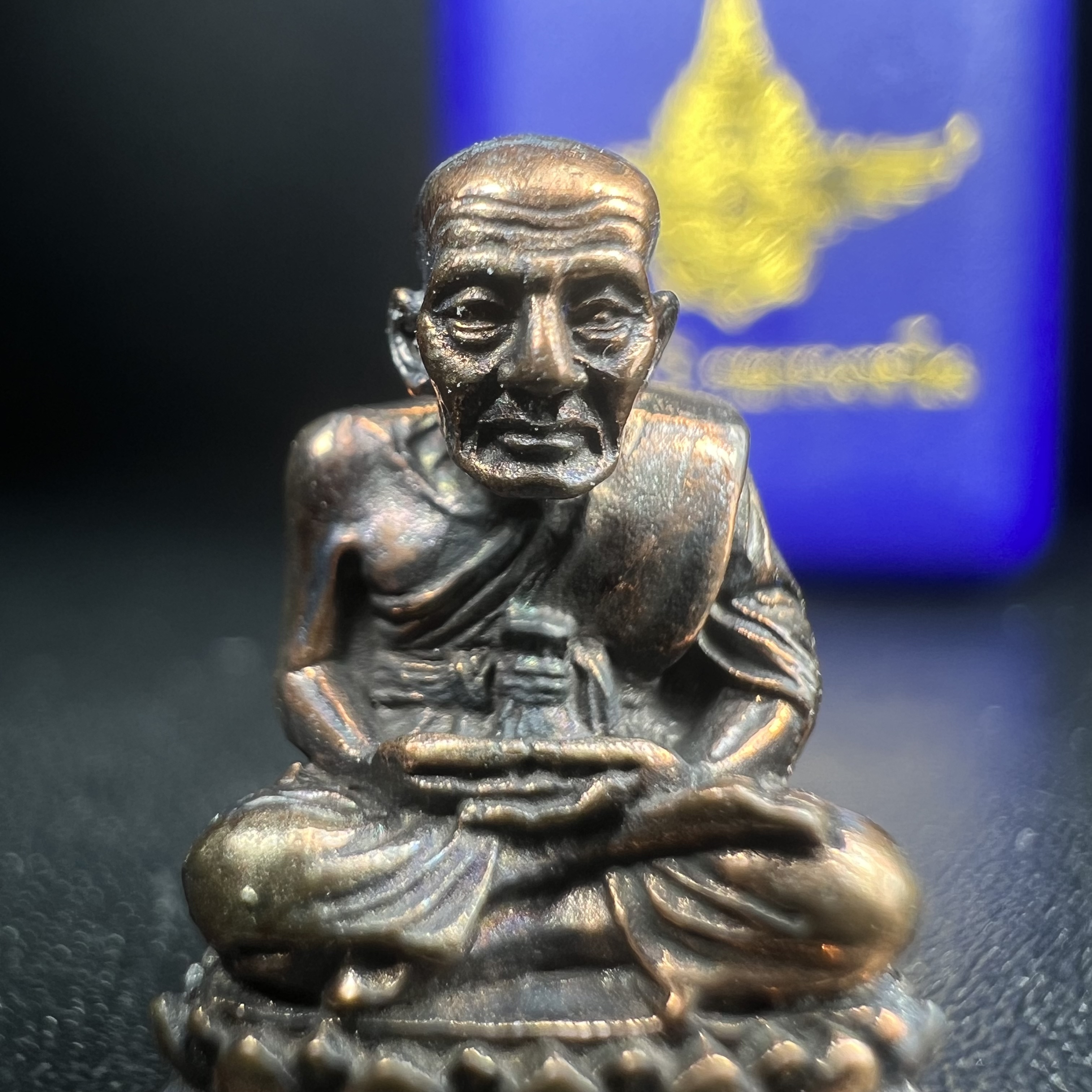 รูปเหมือนหล่อลอยองค์หลวงปู่ทวด รุ่น 111ปี กระทรวงกลาโหม เนื้อนวโลหะรมดำ-ปัดเงา ปี2540 พิธีใหญ่ เข้มขลัง นิยม พร้อมกล่องบรรจุเดิม(คัดสภาพสวยผิวเทพๆผิวรุ้งๆ)ทั้งพิธีทั้งพุทธศิลป์ทรงคุณค่าอีกหนึ่งรุ่นยอดนิยม