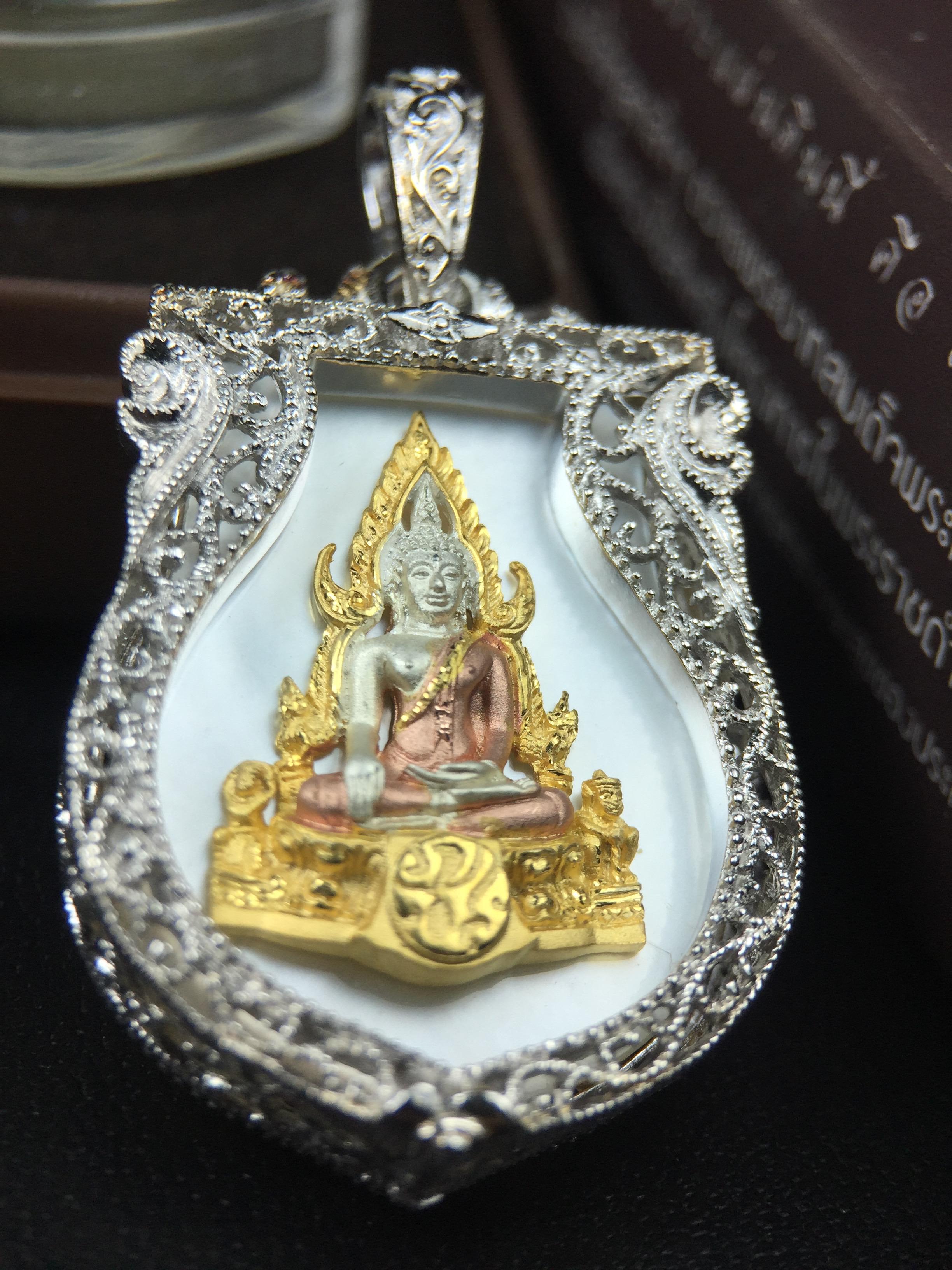 พระพุทธชินราช ภปร. โครงการ "เพราะแผ่นดินนี้ คือ แผ่นดินเกิด" ปี2548(รุ่นแรก) เหรียญทรงเสมา ขนาด 21 x 29 มม.เนื้อเงินสามกษัตริย์ องค์พระชุบสามกษัตริย์ ล้อมด้วยกรอบเงินชุบทองคำขาวสลักเสลาเป็นลวดลายละเอียดอ่อน ส่วนพื้นองค์พระเป็นเปลือกหอยมุขงดงาม