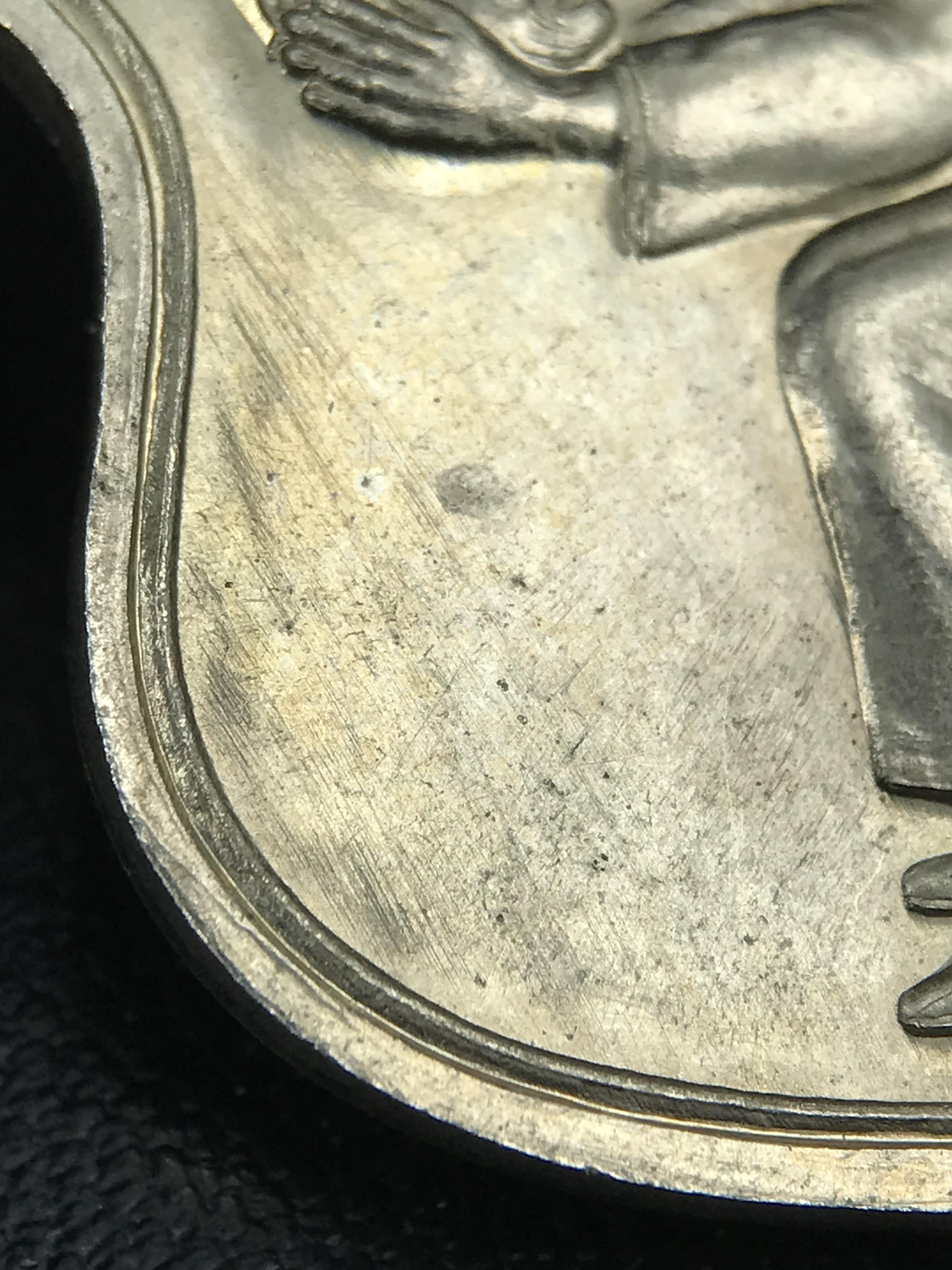 เหรียญครอบครูช่างหลวง(ในหลวงทรงดนตรี) เนื้ออัลปาก้า ปี 2550(หายาก)สุดยอดแห่งความหายากมีหมุนเวียนให้เห็นน้อยมากเป็นอีกหนึ่งรุ่นยอดนิยมของเสด็จพ่อร.9เหรียญนี้สวยมากผิวน้ำทองทั่วทั้งเหรียญ