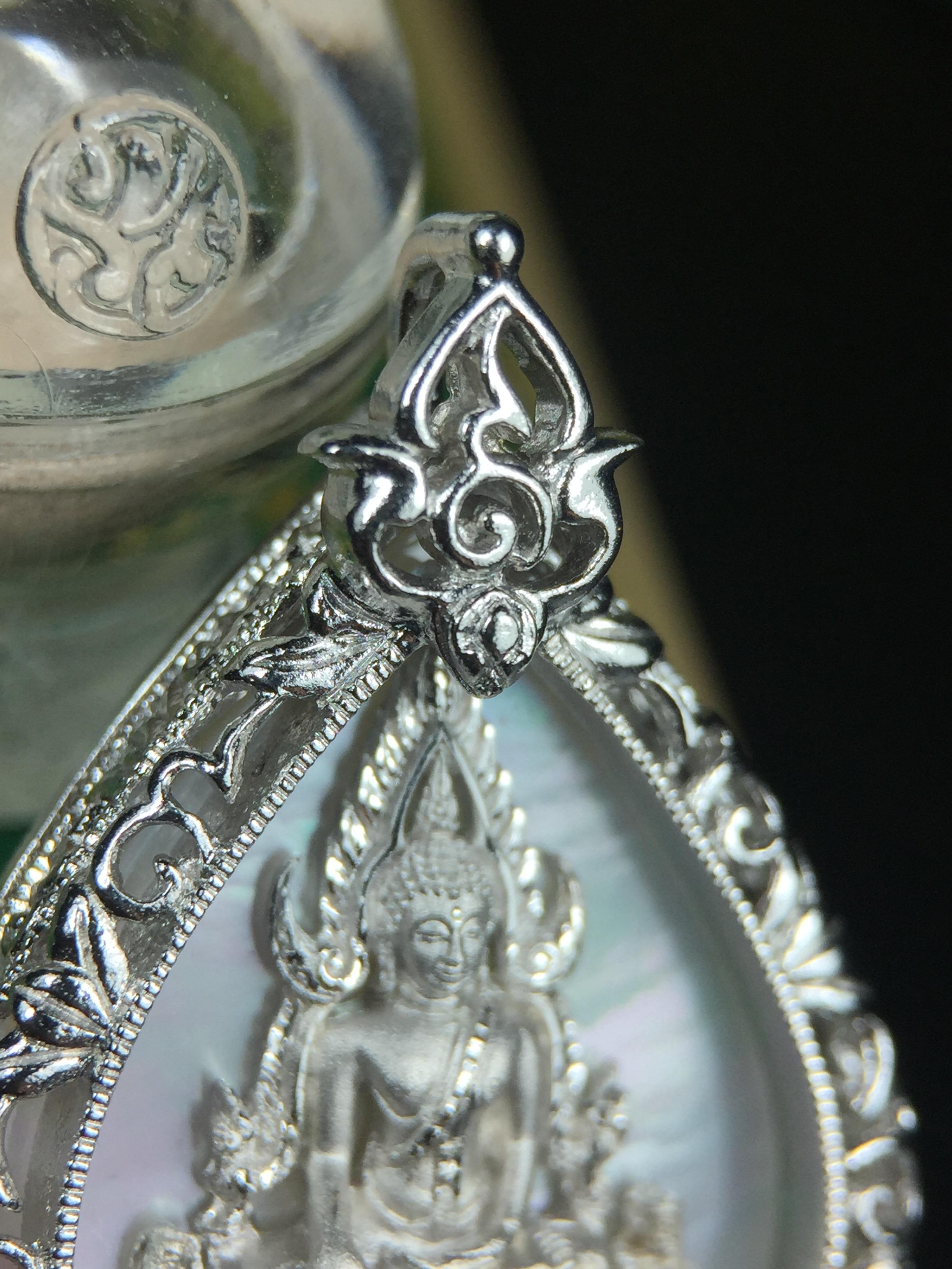 พระพุทธชินราช(จำลอง) ภปร. 84 พรรษา ทรงหยดน้ำ เนื้อเงินชุบทองคำขาว ขนาด 20*36 มม. (พระราชทานมวลสาร จิตรลดาและเส้นพระเจ้า(เส้นผม)รัชกาลที่9)พุทธศิลป์ทรงคุณค่าอีกหนึ่งรุ่นยอดนิยม งดงาม ทรงคุณค่า หายาก