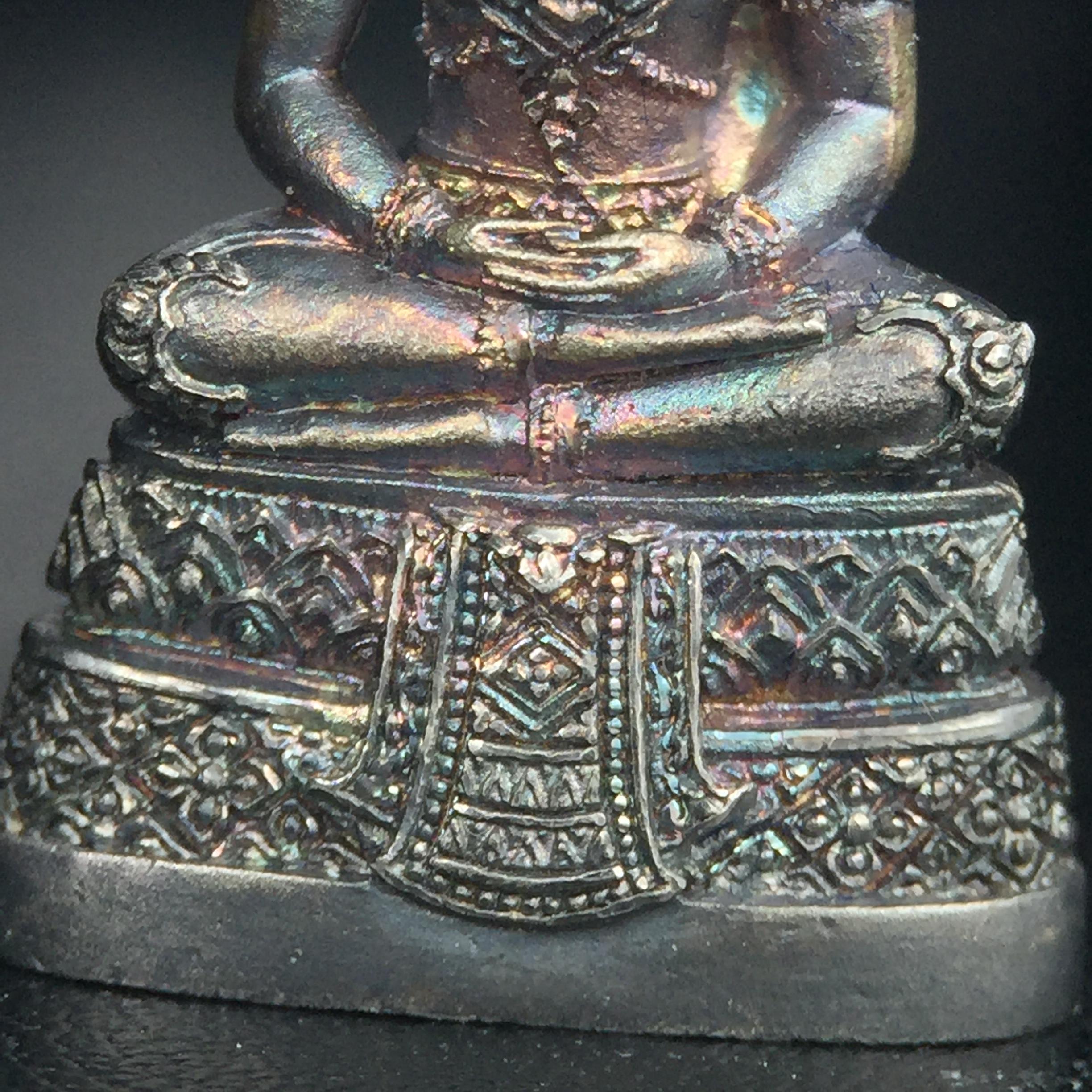 พระแก้วมรกต กรมสรรพสามิตจัดสร้างขึ้นเนื่องในโอกาสครบรอบ 64 ปีของกรมสรรพสามิต และเนื่องในวโรกาสที่พระบาทสมเด็จพระเจ้าอยู่หัวทรงครองราชย์ครบ50ปีเมื่อ พ.ศ.2539 เนื้อเงินทรายนวลขัดเงา(ผิวเดิมๆขึ้นสีรุ้งธรรมชาติสวย(สเน่ห์พระเนื้อเงินสีสันที่ธรรมชาติสรรค์สร้าง)