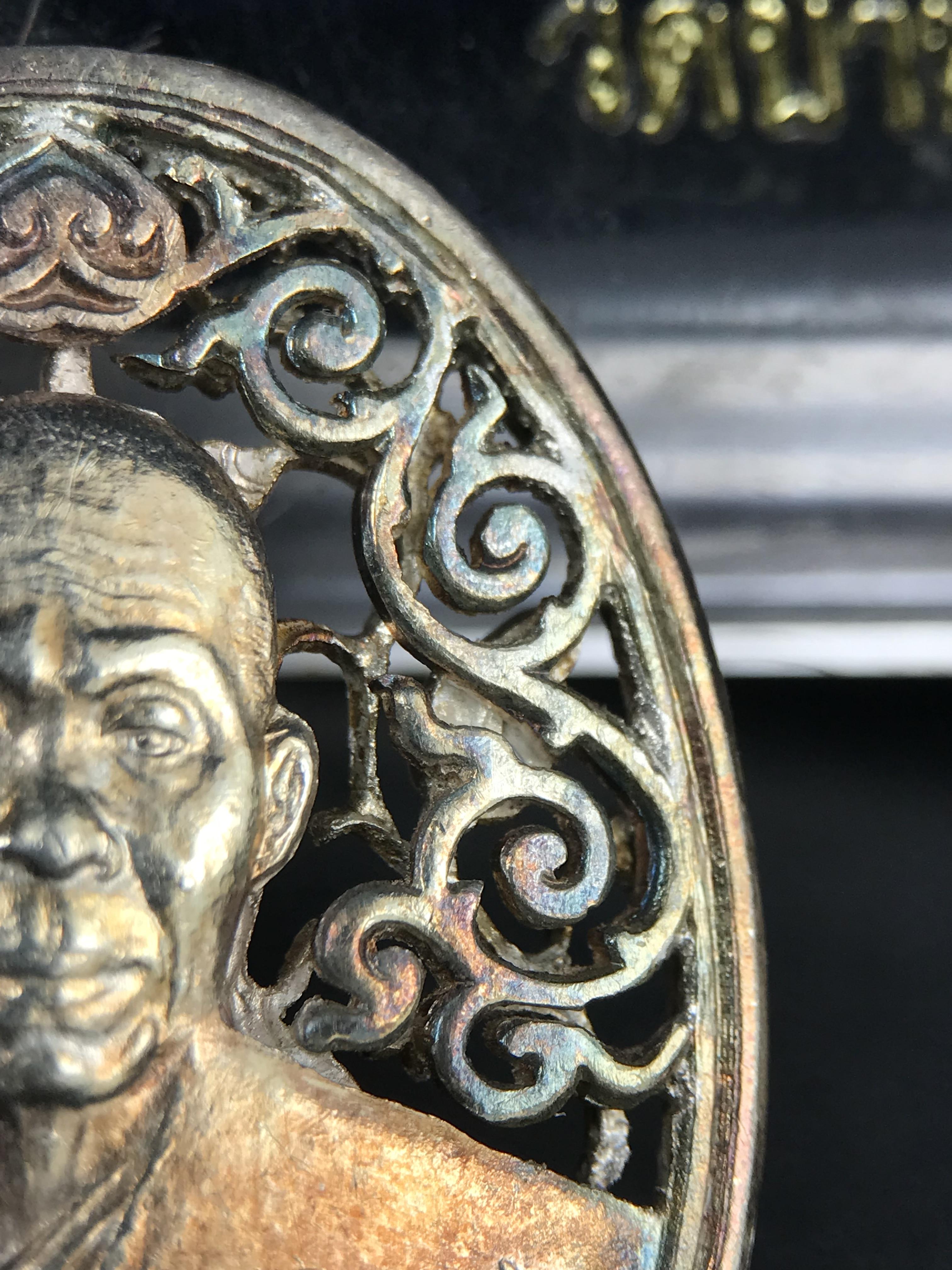 เหรียญหลวงพ่อคูณ ปริสุทโธ วัดบ้านไร่ รุ่น สก. ปี 2536 พิมพ์ลายฉลุ เนื้อเงิน(ผิวเดิมรุ้งสวยมาก) งานมหามงคลเฉลิมพระชนมพรรษา 5 รอบ สมเด็จพระบรมราชินีนาถ จัดสร้างโดย กองพลทหารราบที่๒ ทหารเสือราชินี รักษาพระองค์ (พิธีใหญ่ ประวัติชัดเจน อีกหนึ่งรุ่นยอดนิยม)