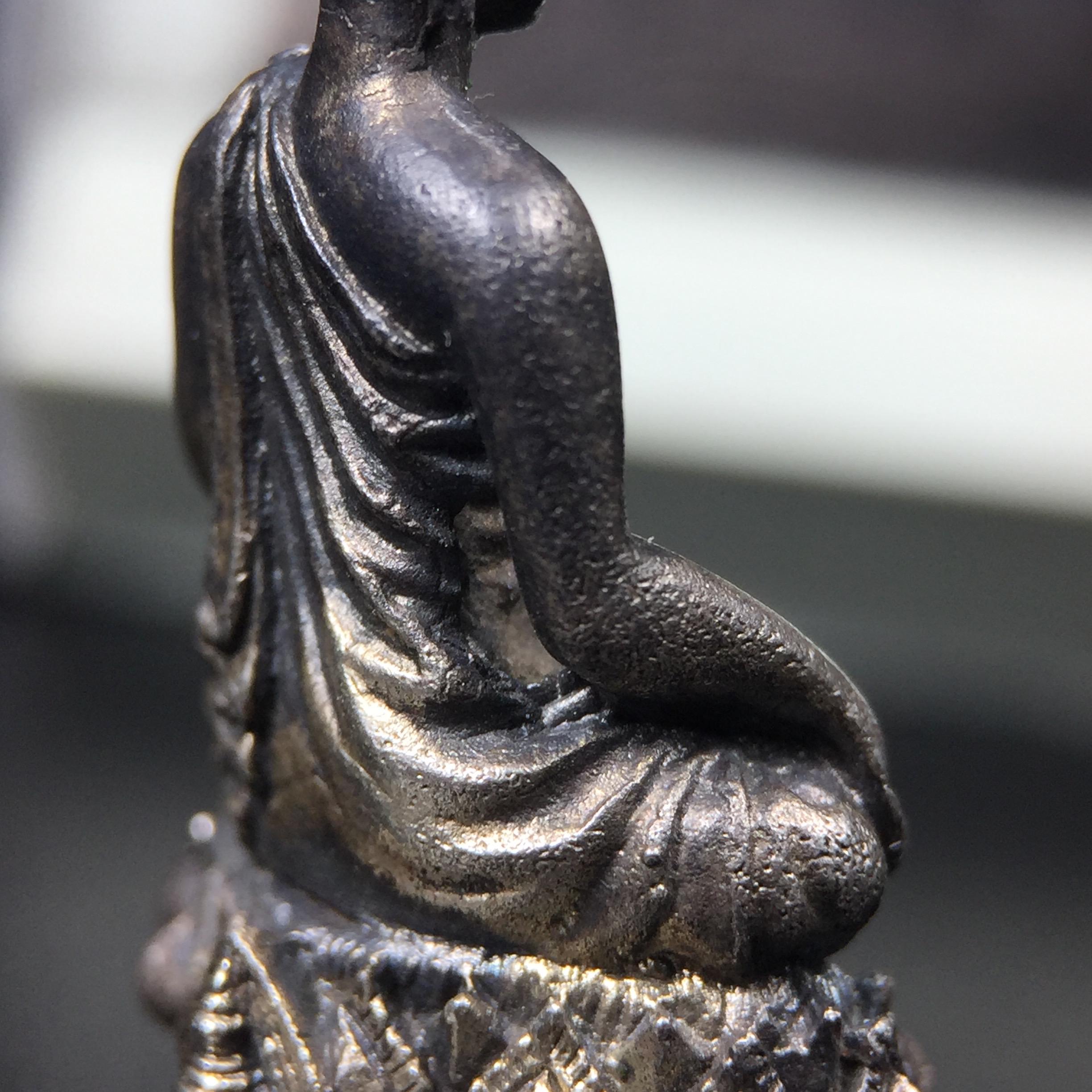 พระกริ่งพรหมรังสี อนุสรณ์ 190 ปี สมเด็จพระพุฒาจารย์ โต วัดอินทรวิหาร ปี2521 เนื้อเงิน(ผิวเดิมเข้มขลัง)พิธีมหาพุทธาภิเษกครั้งยิ่งใหญ่ พิธีสรรพสิทธิชัยไพรีพินาศมหามังคลาภิเษก หมายถึงฤกษ์การปลุกเสกที่เน้นด้านโชคลาภ มีชัยชนะต่อศัตรูการค้า การงาน(รุ่นนี้แนะนำ)