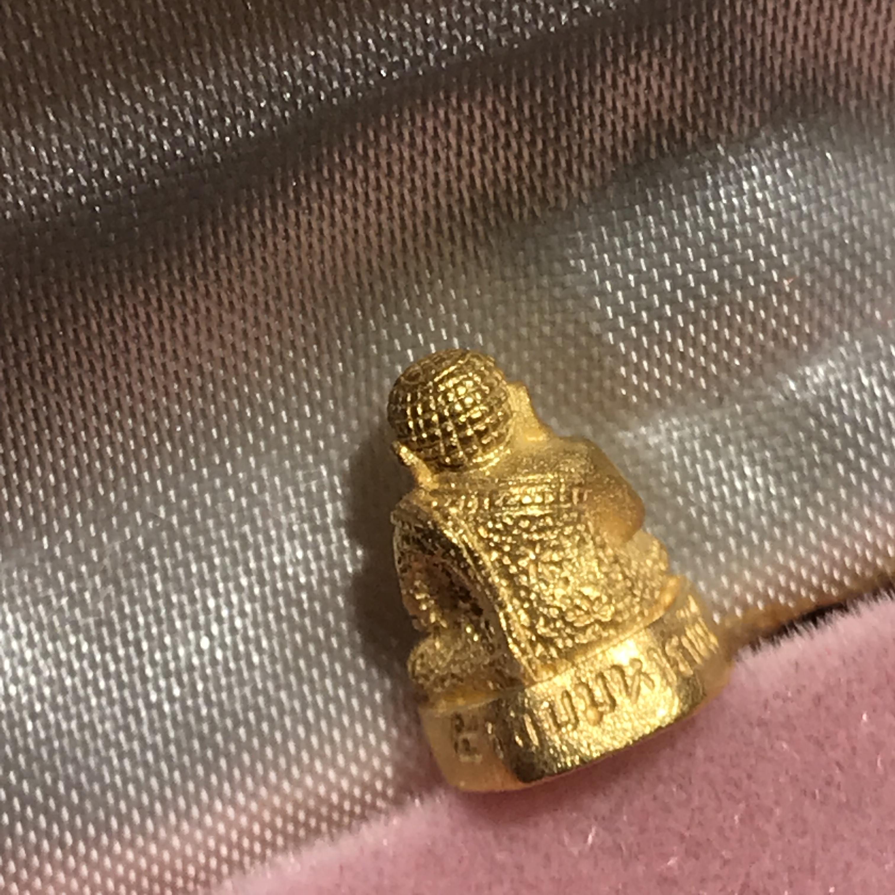 พระสังกัจจายน์ 5 รอบ พระราชินี พ.ศ.2535 เนื้อทองคำหนักหนึ่งสลึง(ในหลวงรัชกาลที่9และสมเด็จพระราชินีเสด็จเททอง)