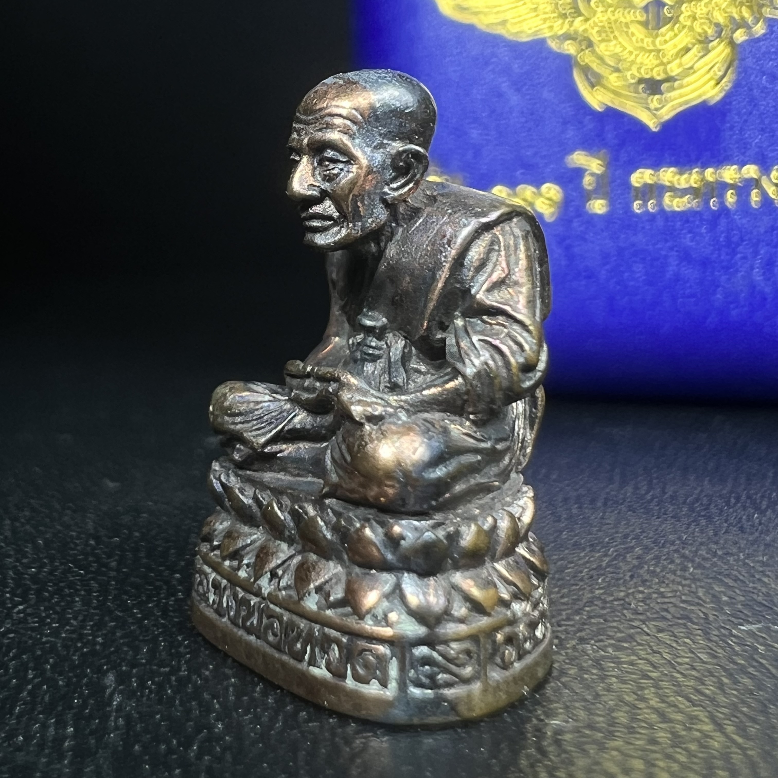 รูปเหมือนหล่อลอยองค์หลวงปู่ทวด รุ่น 111ปี กระทรวงกลาโหม เนื้อนวโลหะรมดำ-ปัดเงา ปี2540 พิธีใหญ่ เข้มขลัง นิยม พร้อมกล่องบรรจุเดิม(คัดสภาพสวยผิวเทพๆผิวรุ้งๆ)ทั้งพิธีทั้งพุทธศิลป์ทรงคุณค่าอีกหนึ่งรุ่นยอดนิยม