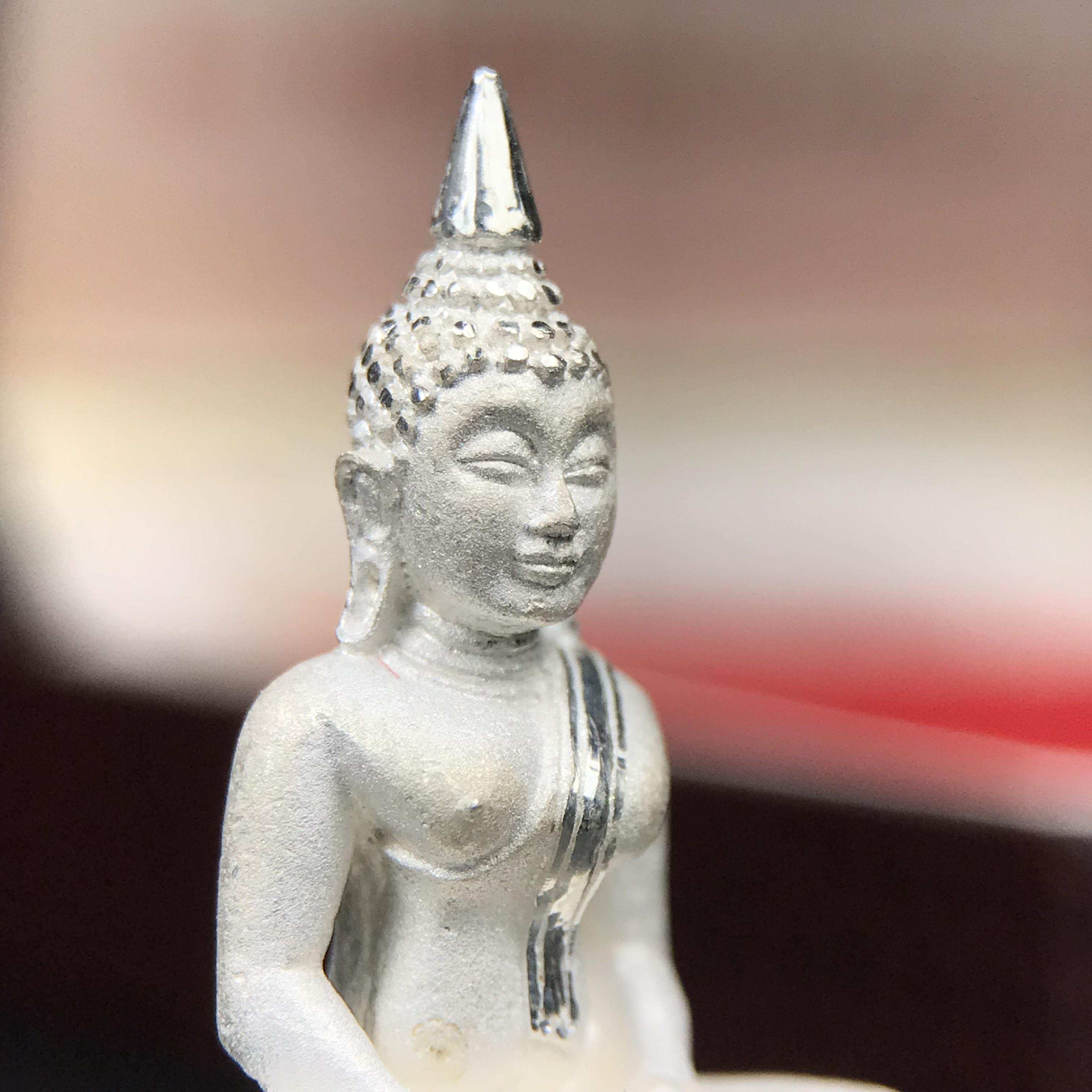 พระพุทธโสธร(หลวงพ่อโสธร) รุ่นสร้างอุโบสถ ปี2539 เนื้อเงินทรายนวลขัดเงาบางส่วน ลอยองค์พิมพ์ใหญ่ สภาพสวยกล่องบรรจุเดิมครบสมบูรณ์(งานแพรนด้า จิวเวลรี่)สวยงดงาม