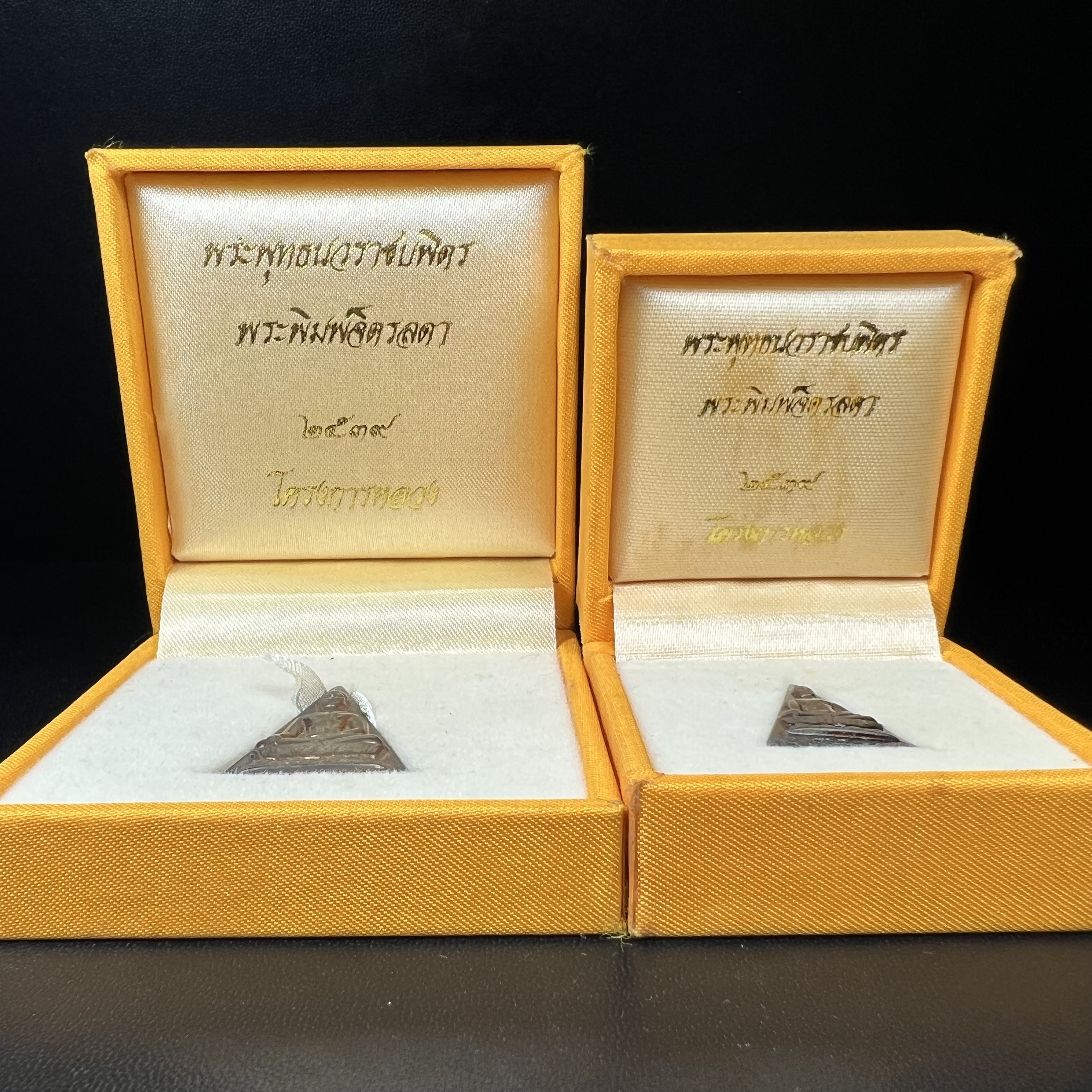 พระพุทธนวราชบพิตร พระพิมพ์จิตรลดา โครงการหลวง ปี2539 (พิมพ์ใหญ่+พิมพ์เล็ก) เนื้อนวโลหะ พร้อมกล่องบรรจุเดิม พิธีใหญ่ ปลุกเสกวัดพระแก้ว(1ชุด 2 องค์)