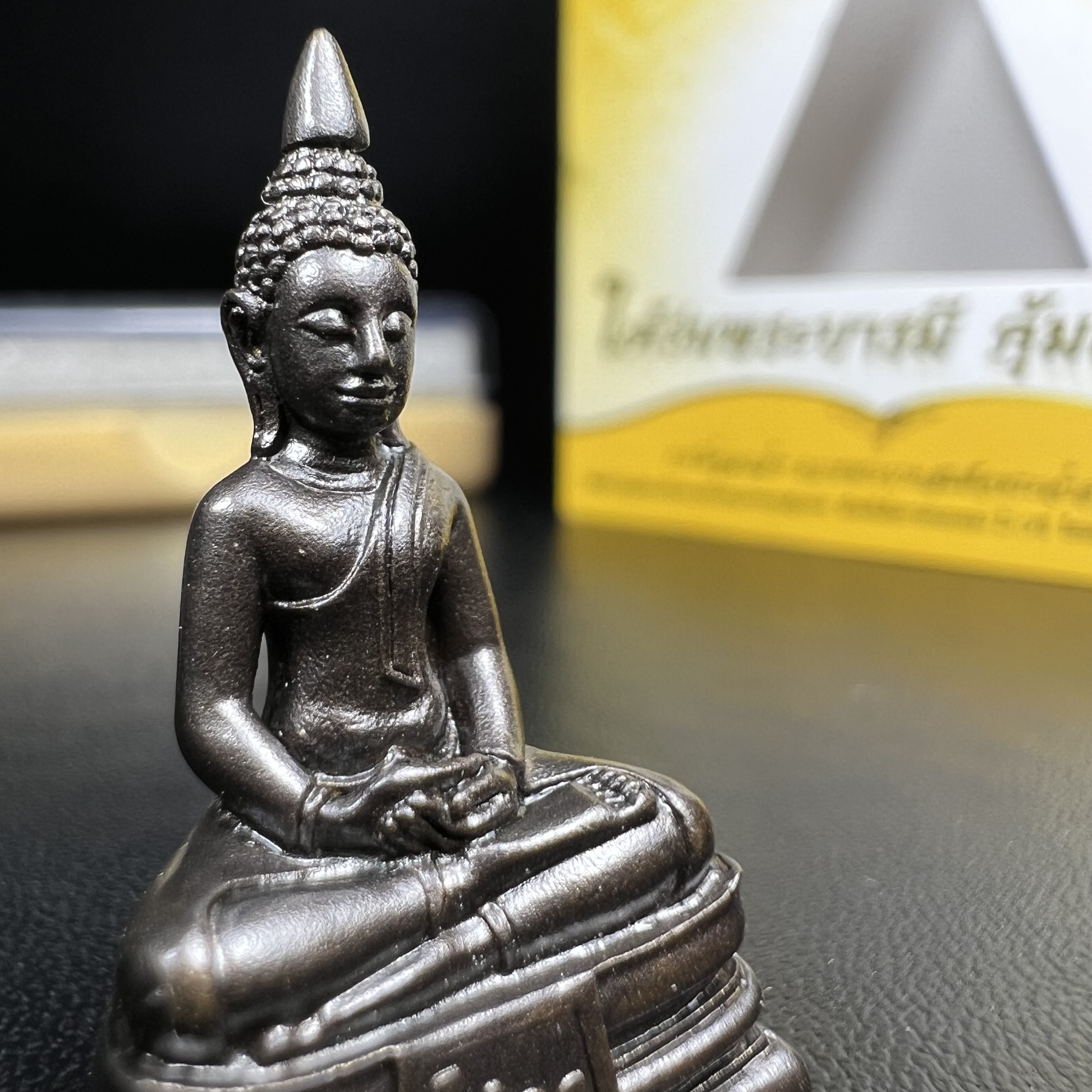 พระพุทธโสธร คุ้มเกล้าฯ ภปร.(ใต้ร่มพระบารมี คุ้มเกล้า) 60ปี โรงพยาบาลภูมิพลฯ พ.ศ.2552 เนื้อนวโลหะ รมดำ(พิมพ์ใหญ่ขนาด 30*20 มม.)สภาพสวยเดิมพร้อมกล่องบรรจุเดิม ตอกโค๊ดหมายเลขกำกับ