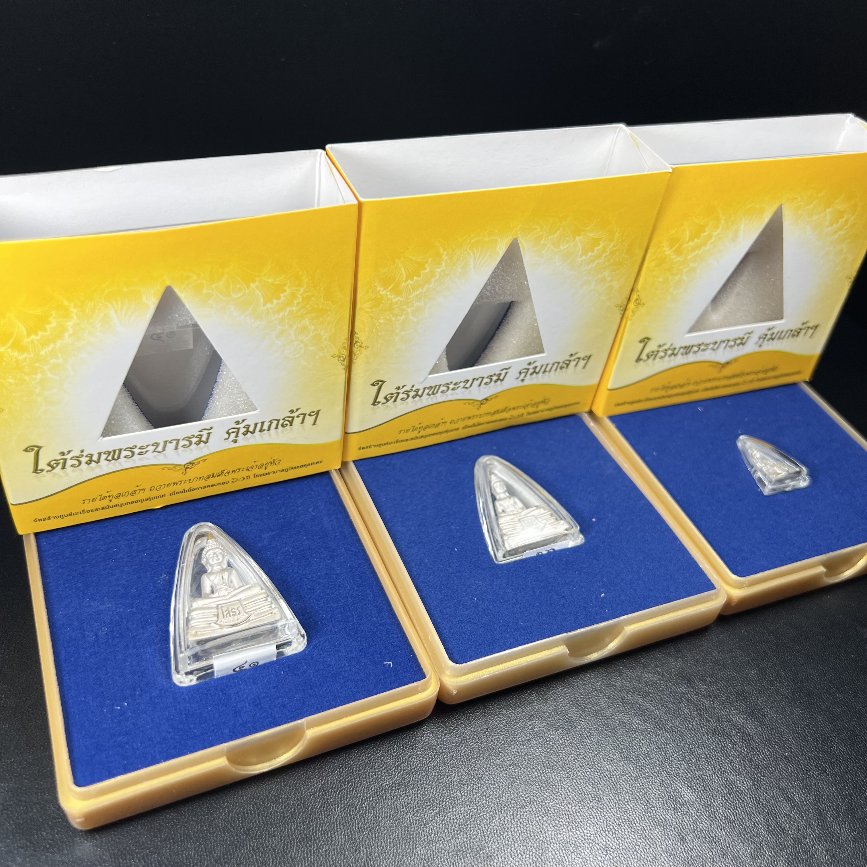 พระพุทธโสธร คุ้มเกล้าฯ ภปร.(ใต้ร่มพระบารมี คุ้มเกล้า) 60ปี รพ.ภูมิพลฯ พ.ศ.2552 เนื้อเงิน ชุบทองคำขาว(ลอยองค์พิมพ์ ใหญ่+กลาง+เล็ก)(1ชุด 3 พิมพ์ ครบทุกแบบที่จัดสร้าง)1 ใน 5000 ชุด ครบชุดหายาก