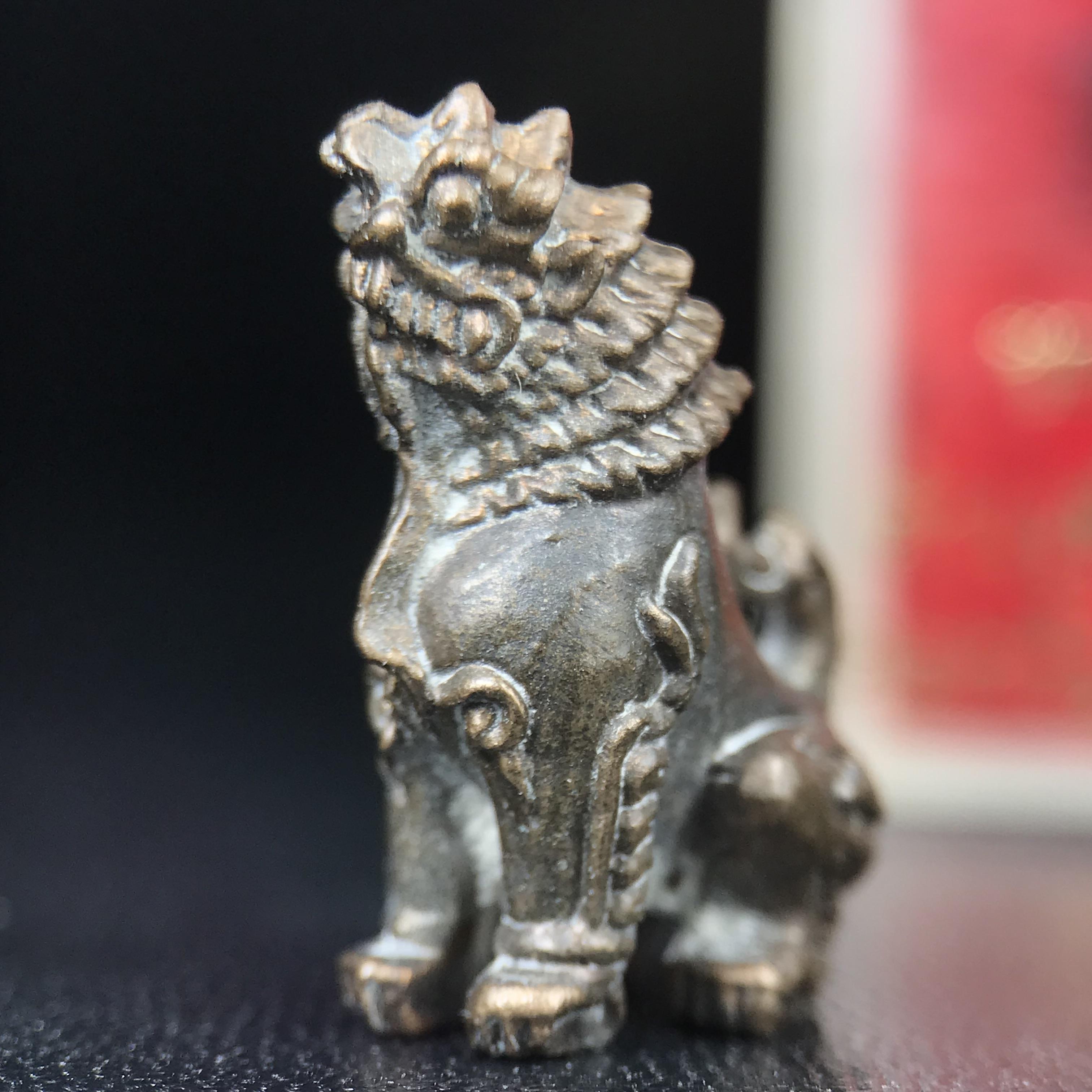 สิงห์เจ้าพ่อดำ วัดบุพพาราม จ.เชียงใหม่ ปี 2518 เนื้อนวโลหะ(ตอก 2 โค๊ต)หายาก(สภาพผิวเดิมสวยเดิมกล่องครบ) สิงห์รุ่นนี้มีพิธีดีมีเกจิอาจารย์ที่ร่วมปลุกเสกมากมาย****เครื่องราง ที่พระบาทสมเด็จพระเจ้าอยุ่รัชกาลที่ ๙ ทรงเสด็จฯประกอบพิธีด้วยพระองค์เอง