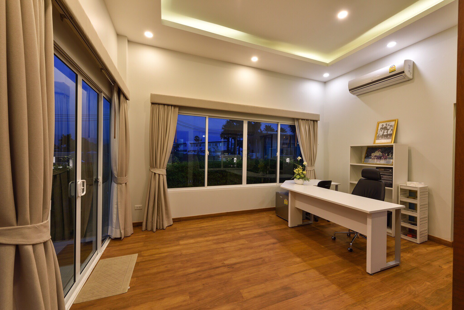 For Sales/Rent : 4 bed room private poool villa tropical modern style locate in Bandon-Cherntalay road.