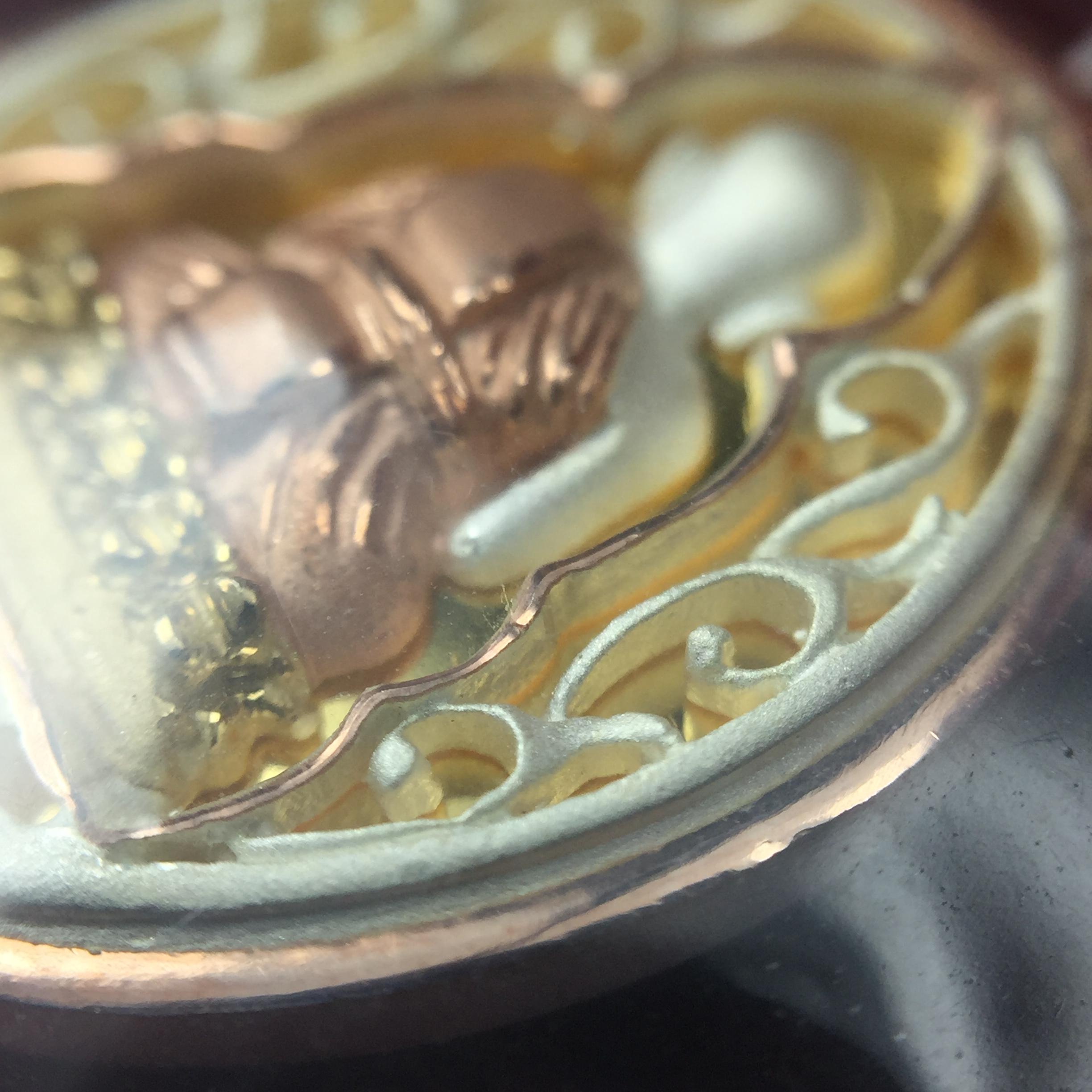 เหรียญหลวงพ่อทวด รุ่นมงคลบารมี วัดประสาทบุญญาวาส ปี 2545 เนื้อเงินสามกษัตริย์ พิมพ์ทรงรูปไข่เล็ก(ขนาด 2.0*1.8 ซม.)ฉลุลายฉากพี้นหลังสีทองสวยงาม ตอกโค๊ตมีหมายเลข พร้อมกล่องบรรจุเดิม